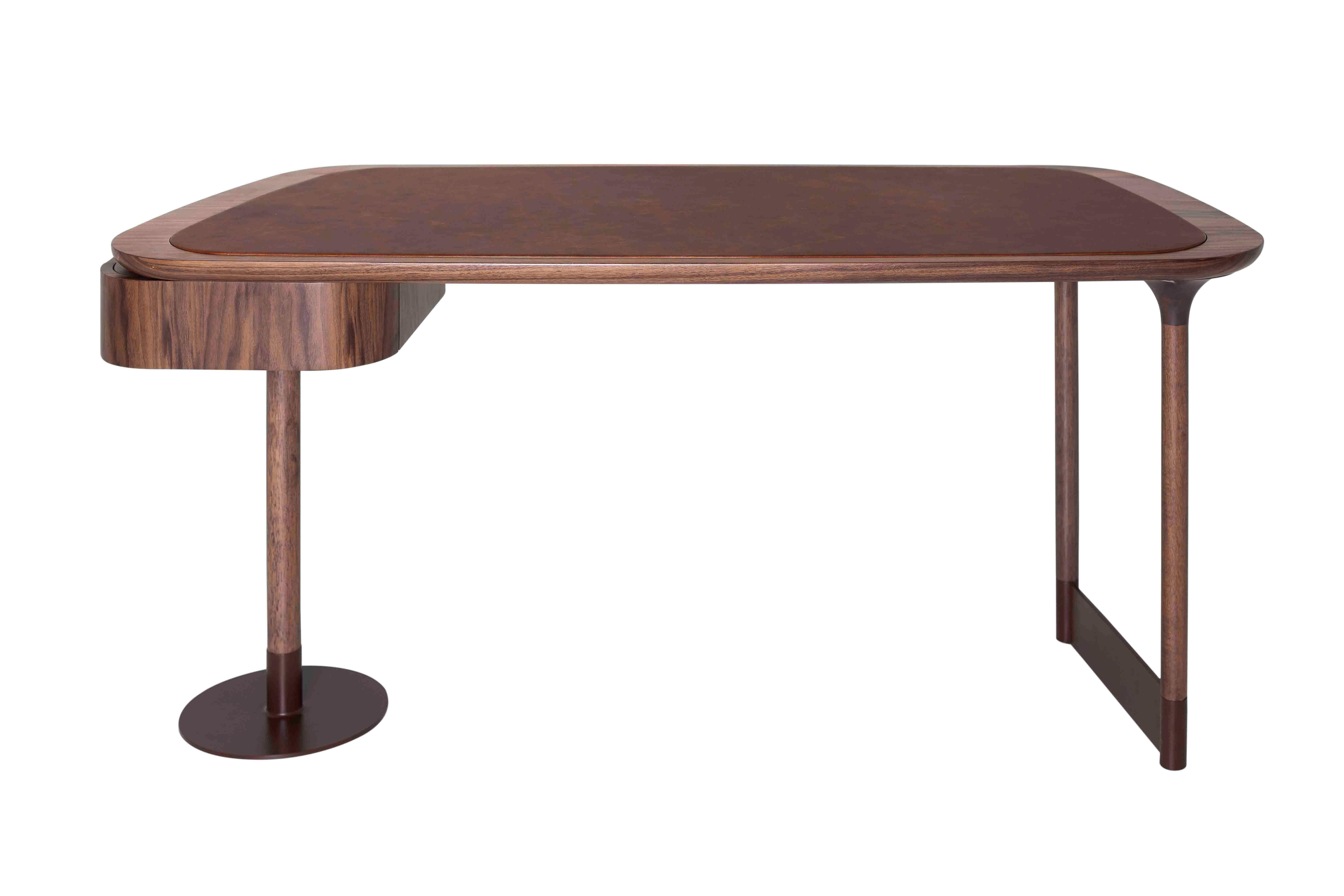 The office desk Ela is a high-end piece to add personality to your home office space. Details in carbon steel, top upholstered in leather, and wood drawer.

Finishes can be customized.