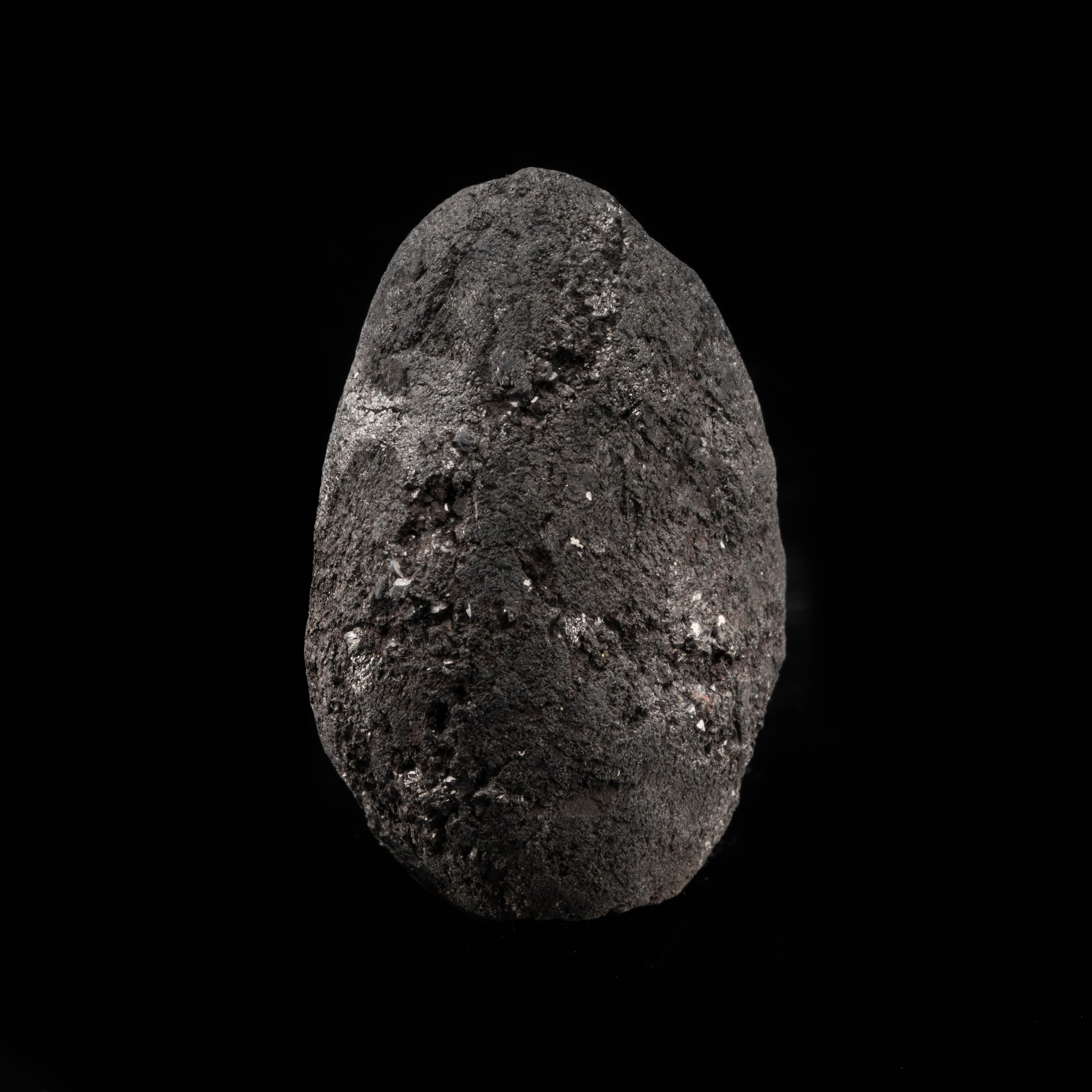 Este enorme diamante negro de 230,25 ct. completamente natural y lustroso es el tesoro más singular que jamás comprarás. Es el diamante negro más grande disponible en el mercado. Los científicos están de acuerdo en que estas piedras preciosas raras
