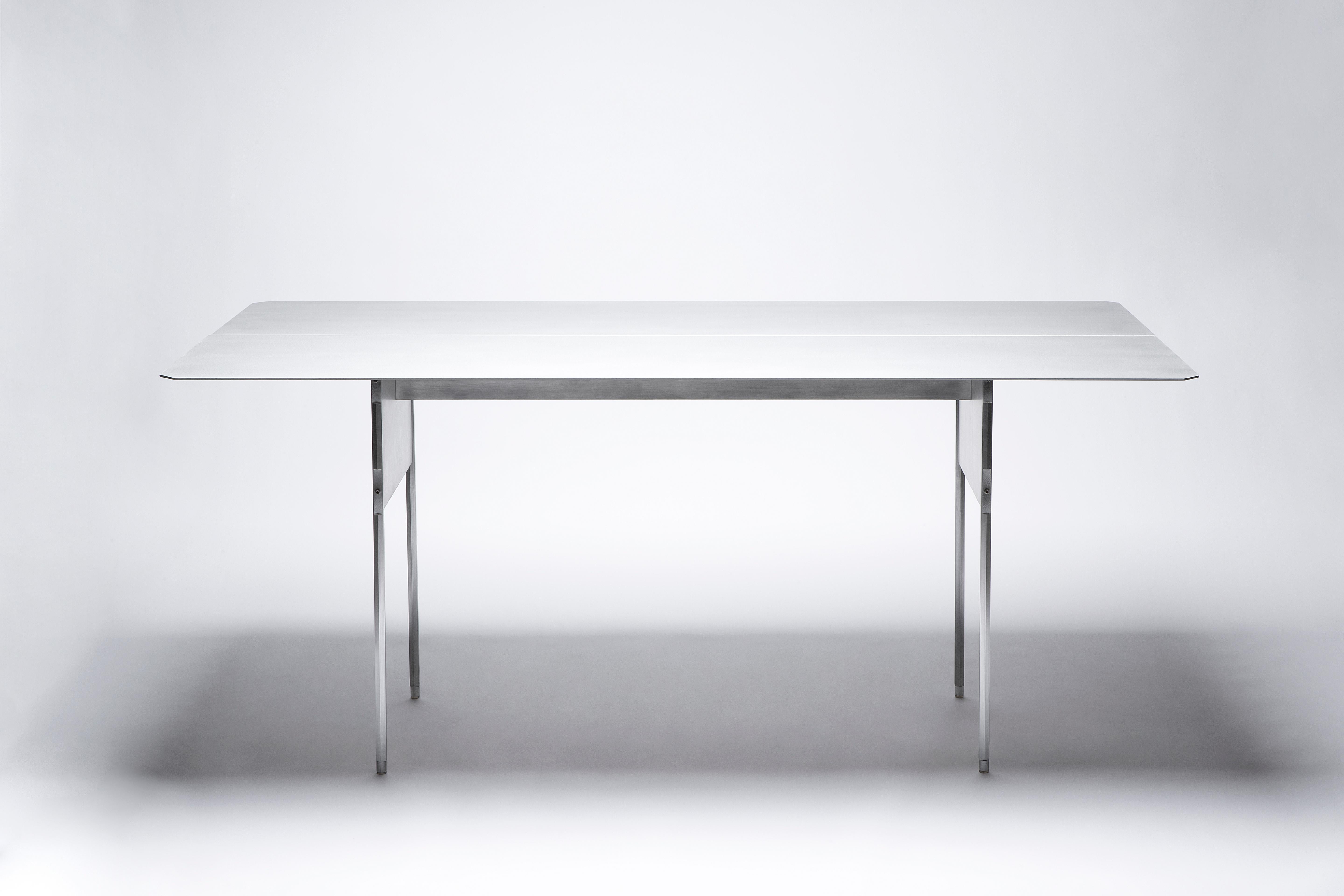 Carbonari Tisch von Scattered Disc Objects + Stefano Marongiu
MATERIALIEN: Natürliches Aluminium-Finish: Er besteht aus einer antikorodalen Aluminiumlegierung, nur die Beine sind aus ergalem Aluminium. Die Oberflächen werden von Hand gebürstet und