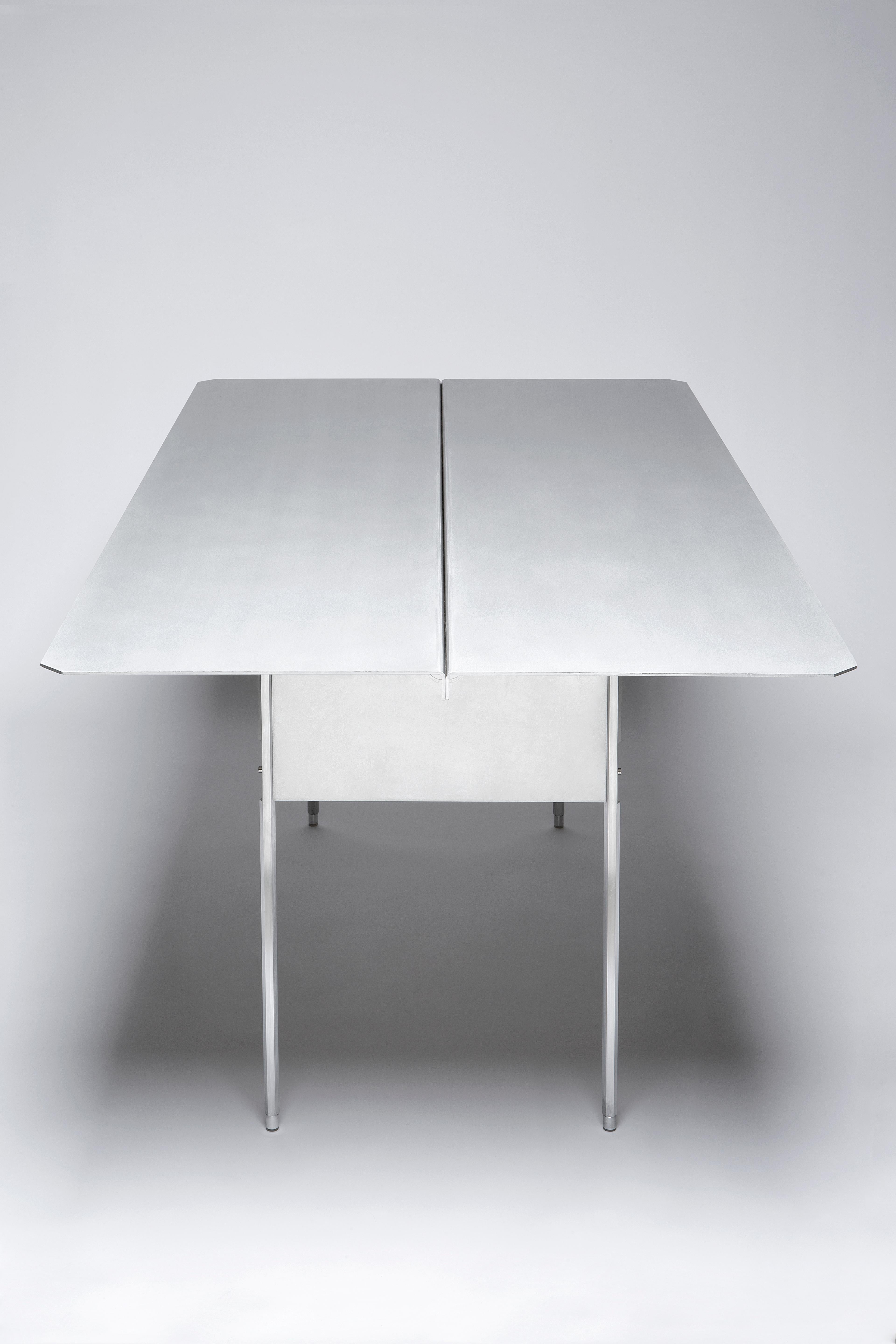 Moderne Table Carbonari par Scattered Disc Objects et Stefano Marongiu en vente