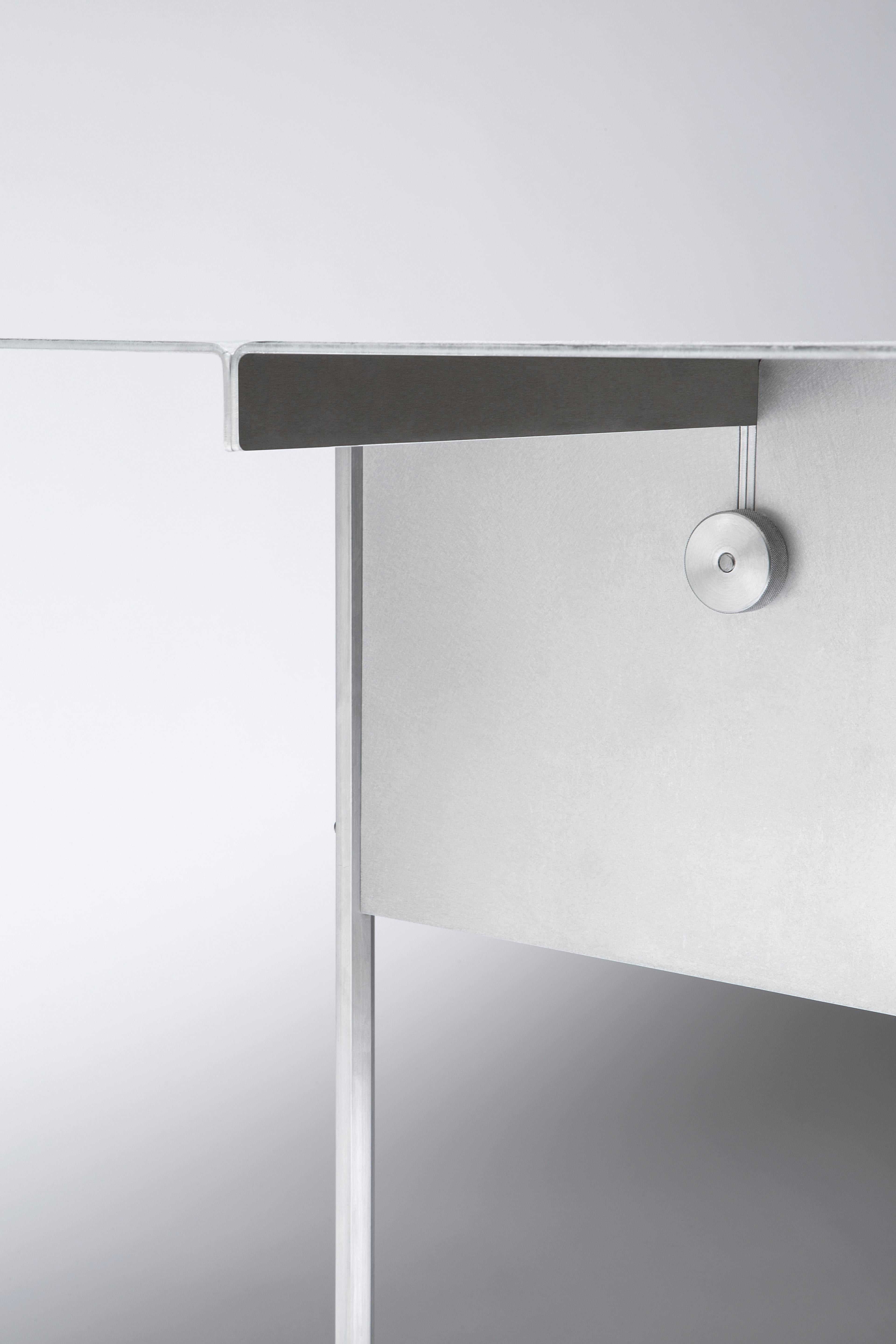 Carbonari-Tisch von Scattered Disc Objects und Stefano Marongiu im Zustand „Neu“ im Angebot in Geneve, CH