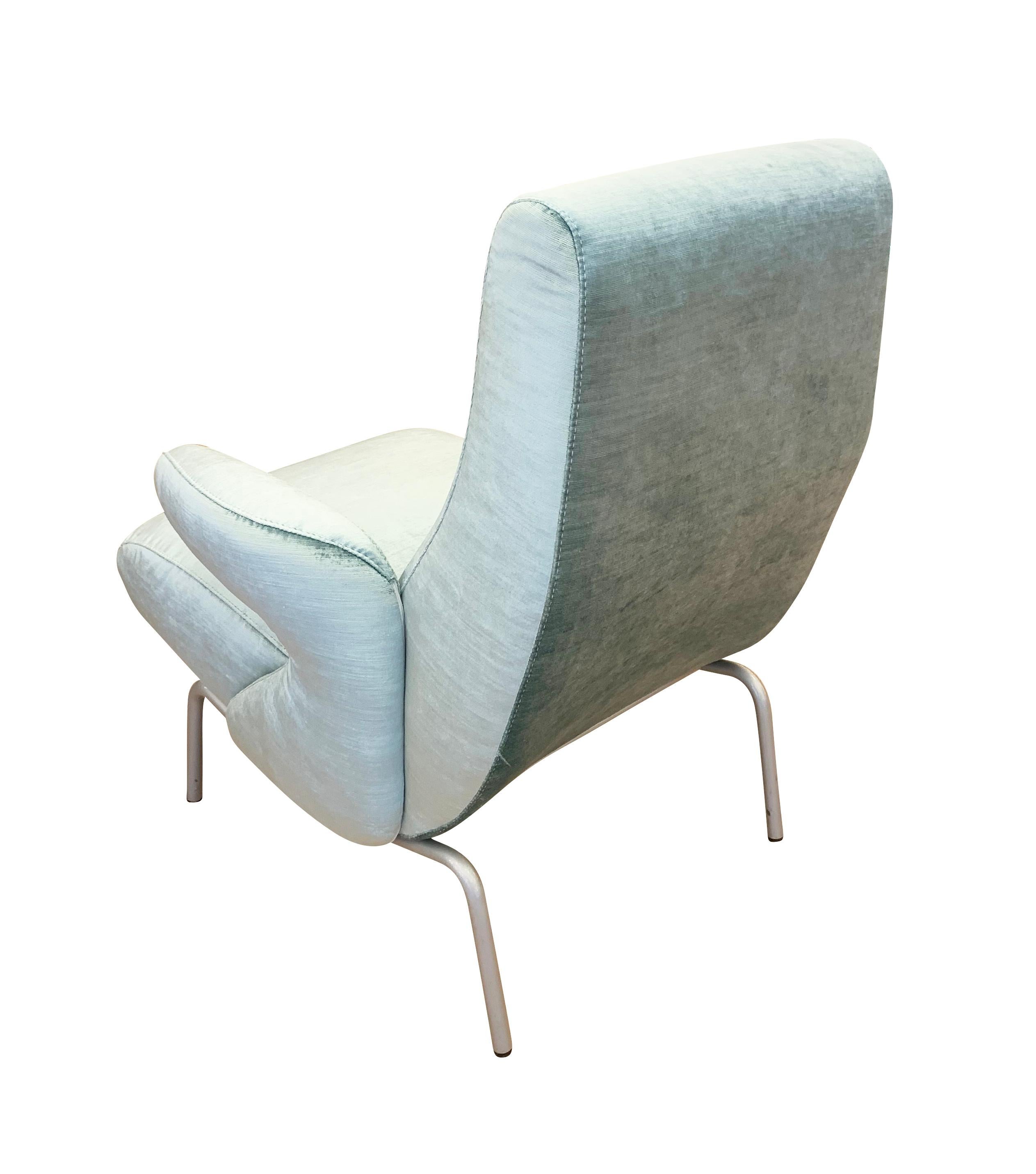 Le fauteuil club Dolphin est considéré comme l'un des meilleurs fauteuils italiens des années 50. Il a été conçu en 1954 par Ernesto Carboni pour Arflex, l'une des entreprises italiennes de sièges les plus innovantes de l'époque.

Condit : Excellent