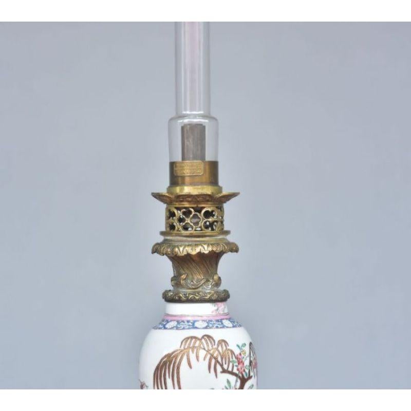 Lampe dite à système Carcel montée sur vase de Chine à Canton XIXème siècle. Cadre en bronze. Ce mécanisme Carcel porte le nom de son inventeur Guillaume Carcel qui, en 1800, mettait au point sa lampe à huile (de colza, par exemple) comportant une