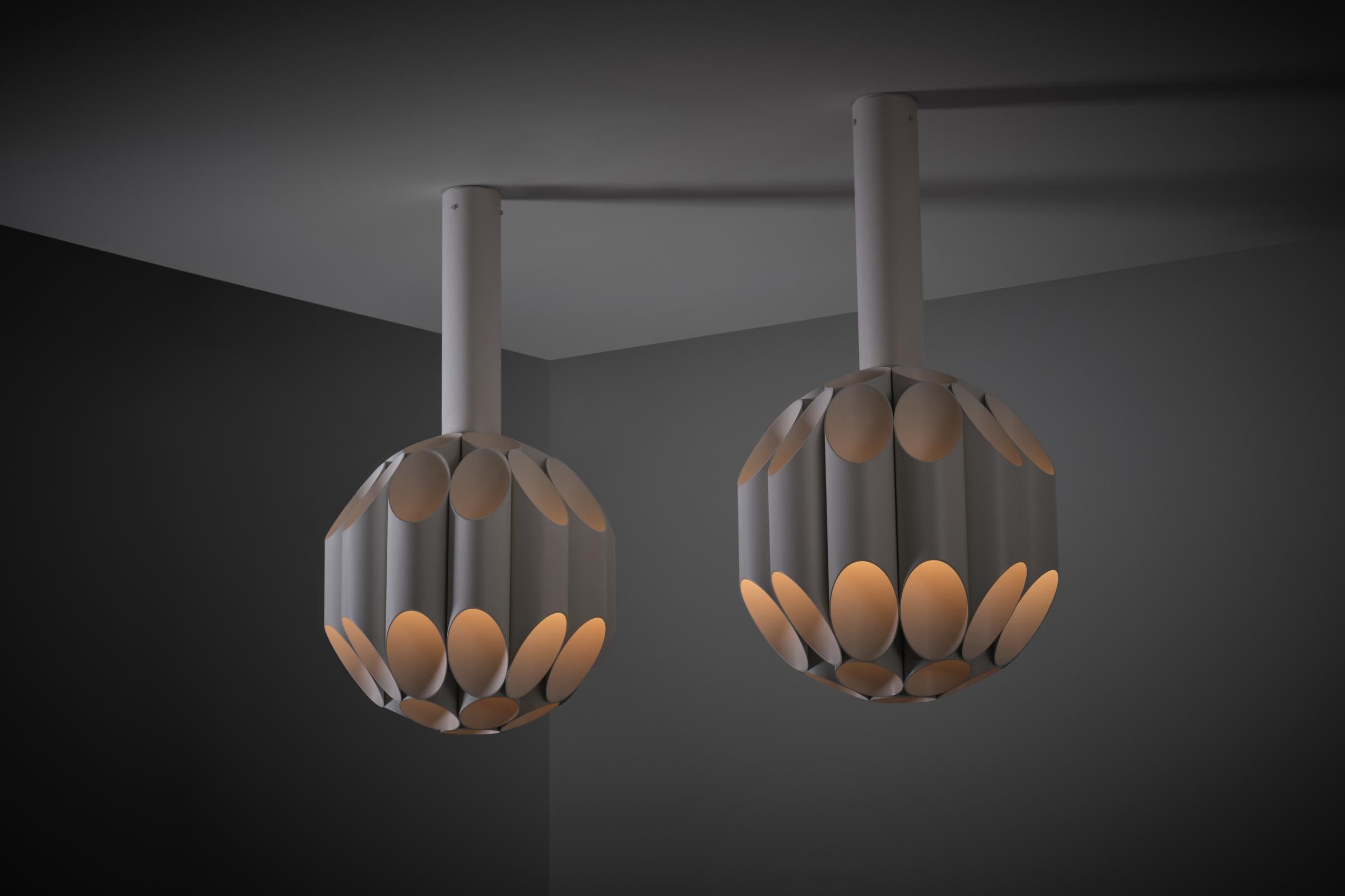 Rare Carciofo mod. 2554 chandeliers by Gianni Celada for Fontana arte, Italy 1970. Stunning design made of 19 sculpturally composed tubes. Radical and outspoken design in perfect harmony which provides a certain calm balance. The tubes are made of