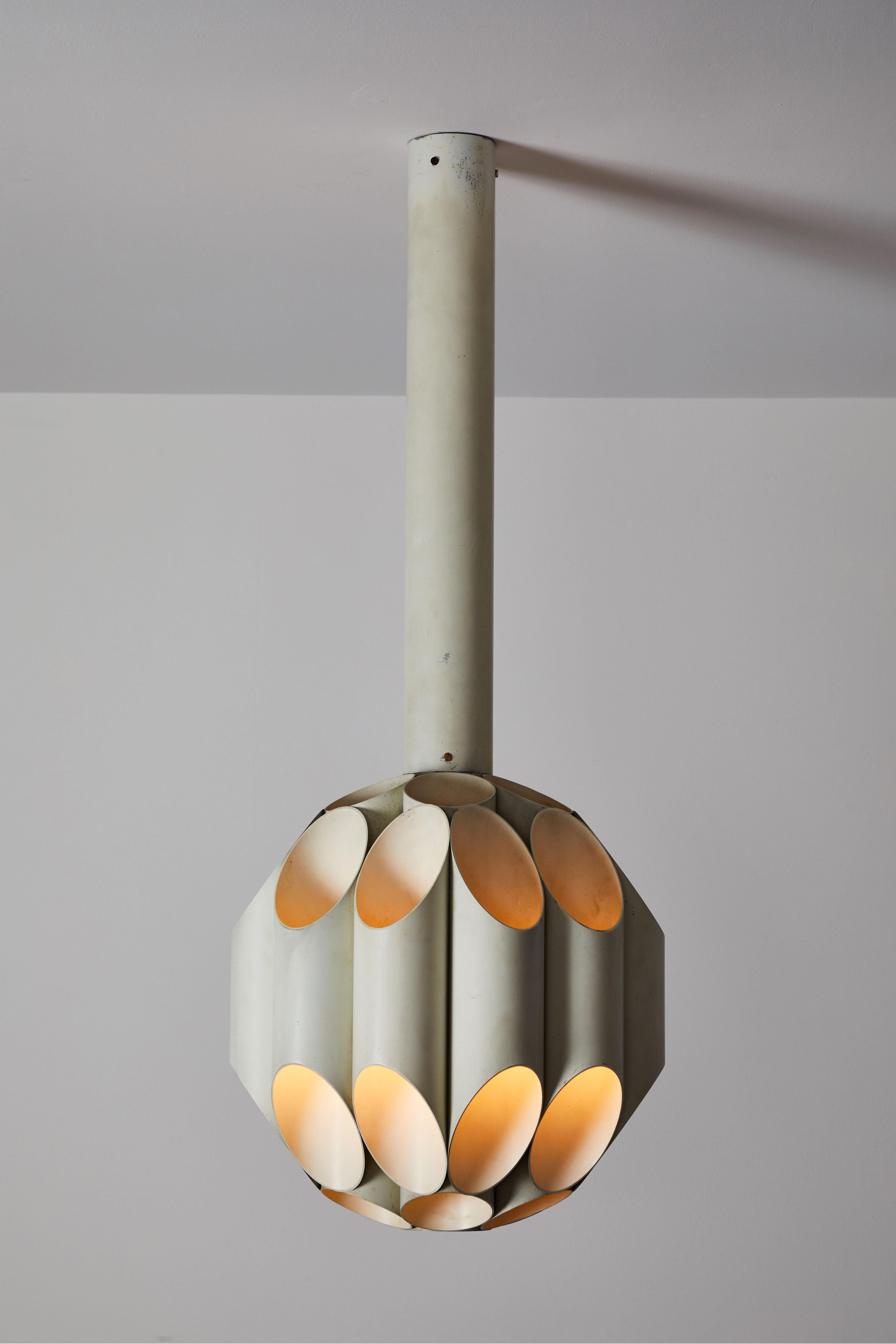 Carciofo pendant by Gianni Celadai for Fontana Arte in the 1970s. Rewired for US Junction boxes. Takes 19 E14 European candelabra 25W maximum bulbs. Bulbs provided as a one time courtesy.
OAH: 47.75