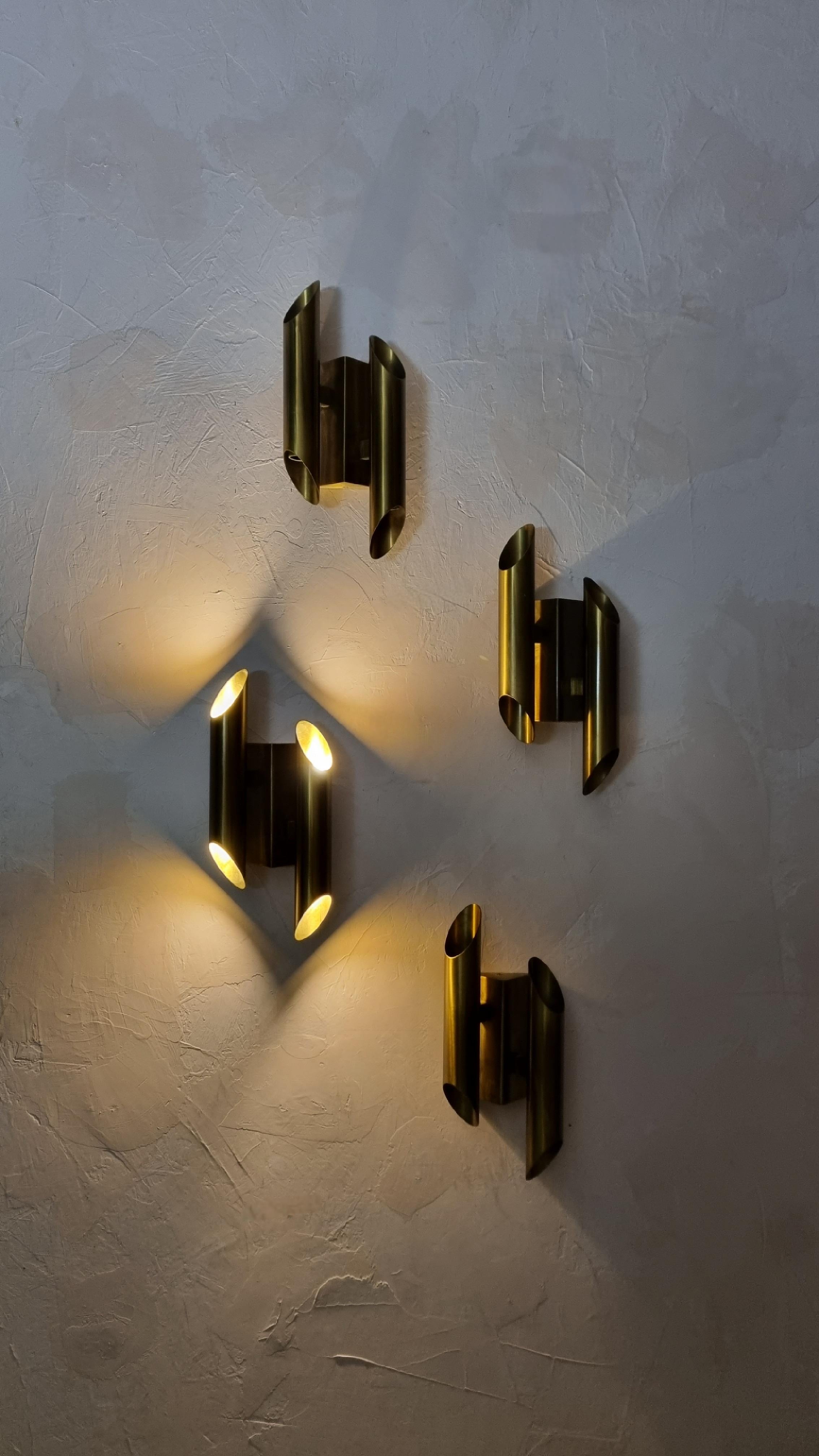 Rare set of 4 wall lamps mod. Carciofo designed by Gianni Celada for Fontana Arte in 1970.
Brass frame, 4 light points, revised original wiring.

Born in Milan in 1935, he graduated in Architecture from the Polytechnic, where in 1986 he became