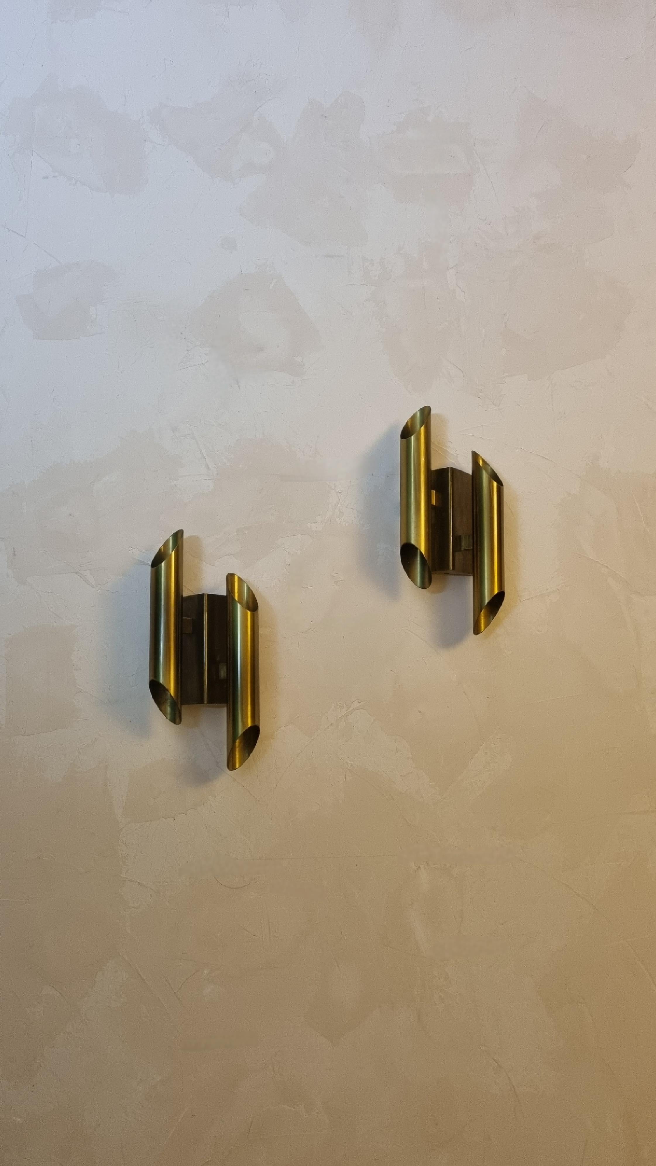 Rare set of 2 Artichoke wall lamps  designed by Gianni Celada for Fontana Arte in 1970.
Brass structure, 4 light points, original wiring overhauled.

Born in Milan in 1935, he graduated in Architecture at the Polytechnic, where in 1986 he became