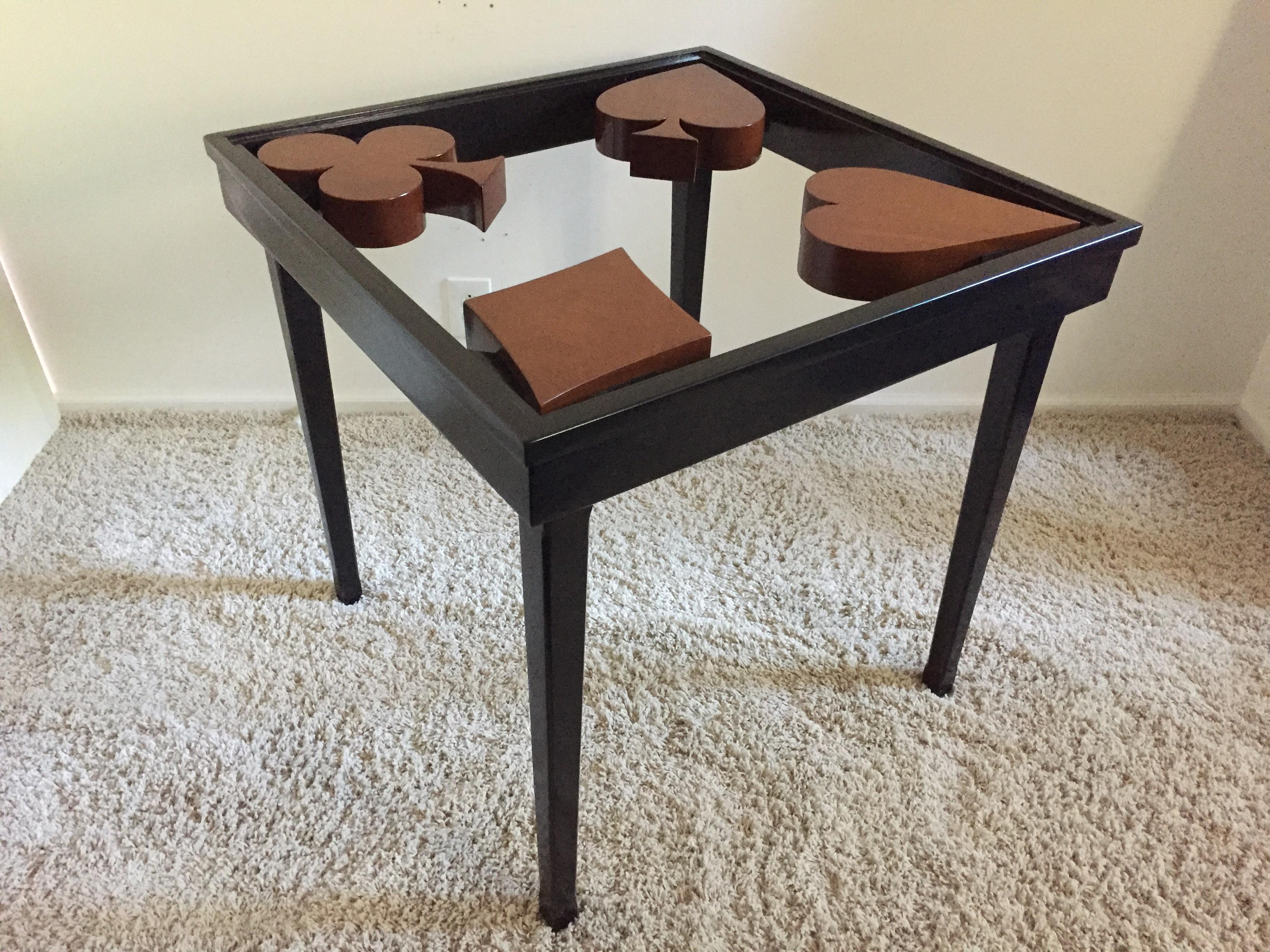 Kartentisch oder Spieltisch handgefertigt Mid-Century Modern Design mit Herz-Keule-Pik-Raute große Mahagoni-Platte, Glaseinsatz, gibt es zwei zur Verfügung mit einem leichten Bein Unterschied.