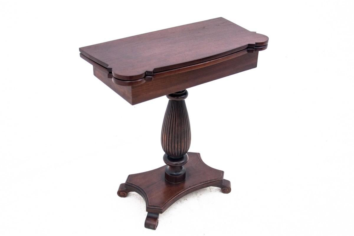 Antico tavolo da gioco del 1870 circa. In ottime condizioni.

Dimensioni: altezza 77 cm / larghezza 70 cm / profondità 34 - 68 cm