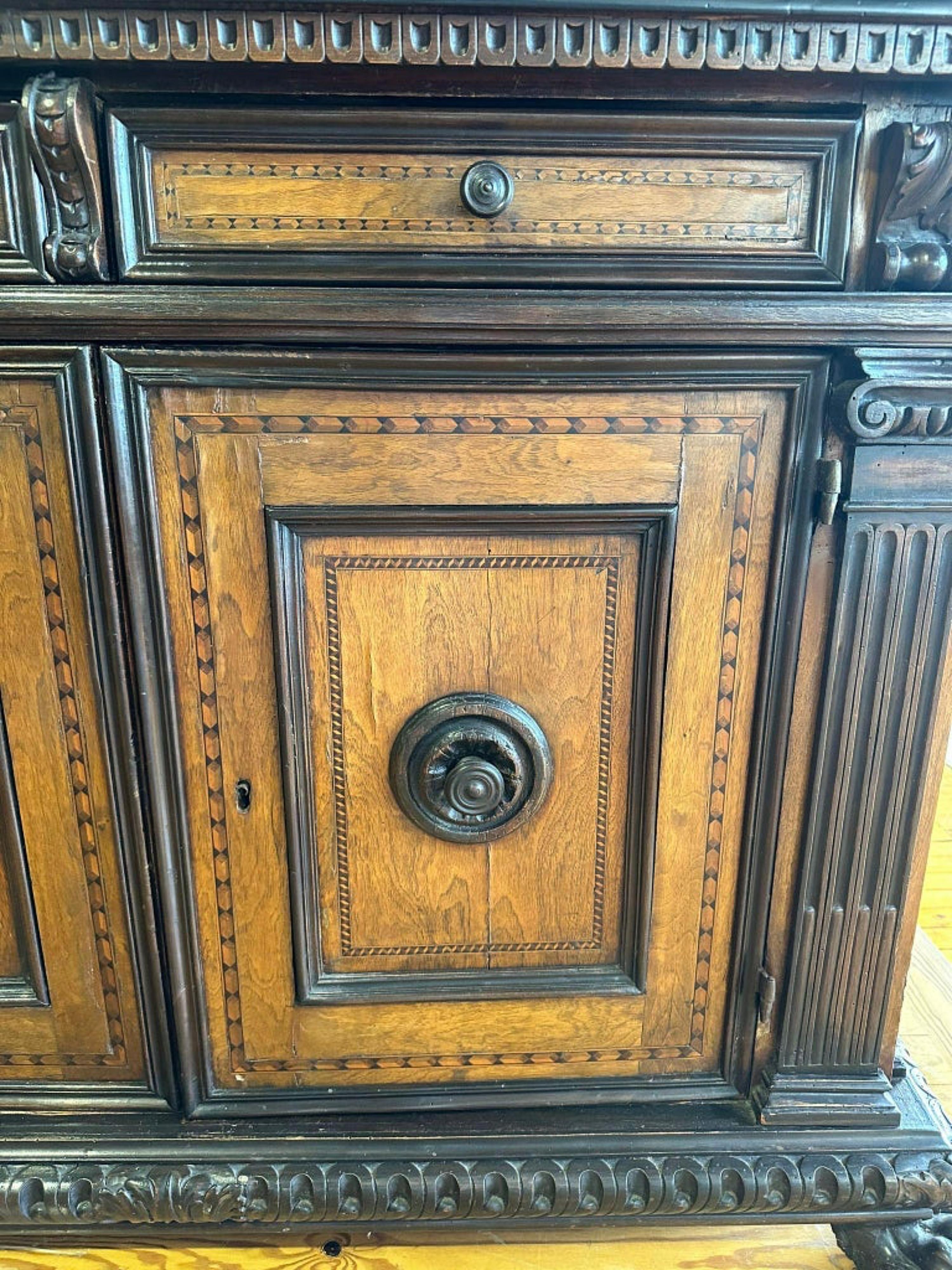 MOBILE DI CARTONE JORGE III

Inglese, 18° secolo
e in legno di mogano e altri Wood.
Bande e filetti in legno di raso, scatola con due cassetti e due ante, accessori in bronzo, gambe di forma zoomorfa.
Piccoli difetti.
Dimensioni: 118 x 171 x 72