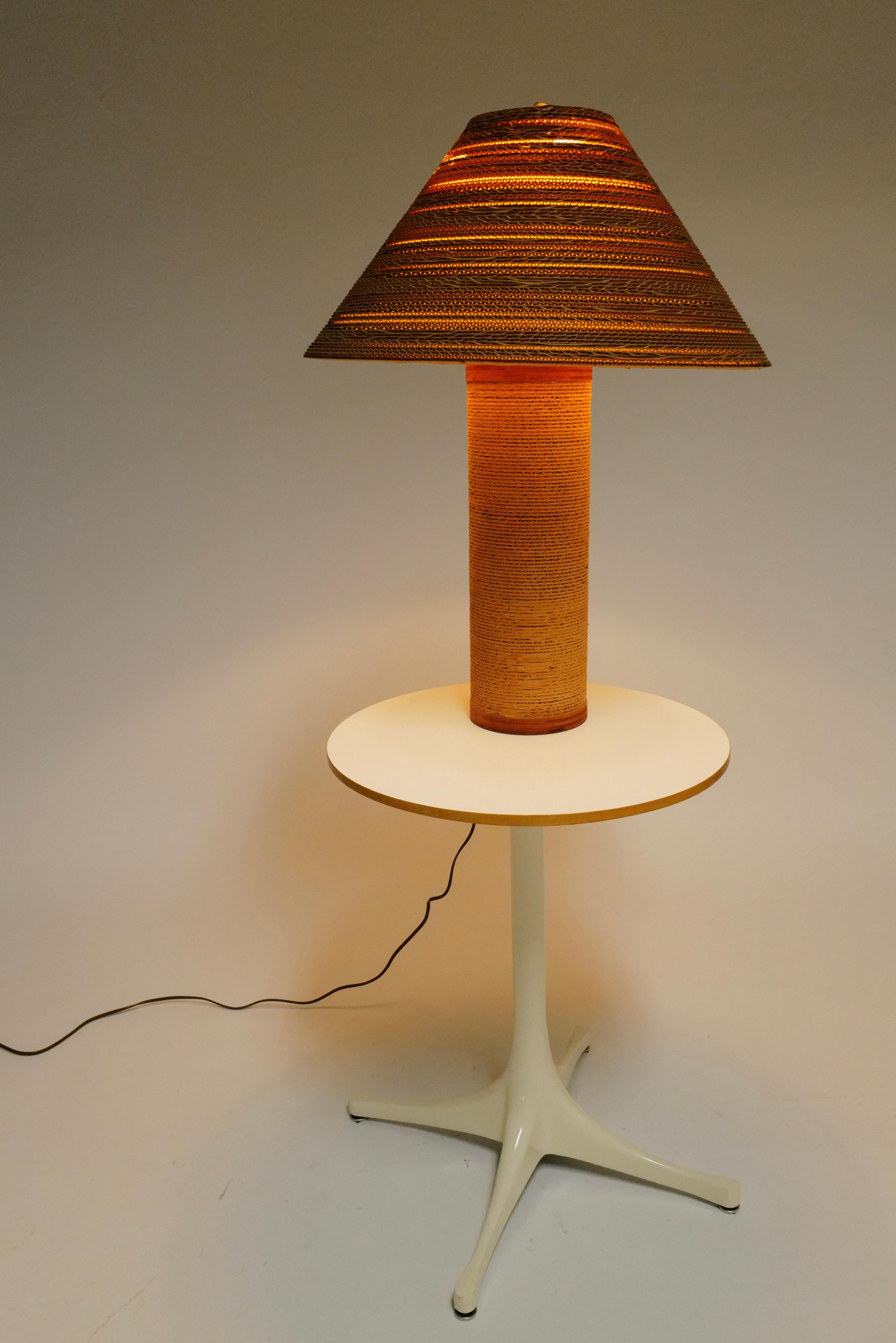 La lámpara y la pantalla de cartón diseñadas por Gregory Van Pelt son piezas ejemplares de diseño sostenible e innovador, que muestran el potencial de los materiales cotidianos para crear una decoración del hogar funcional y estéticamente