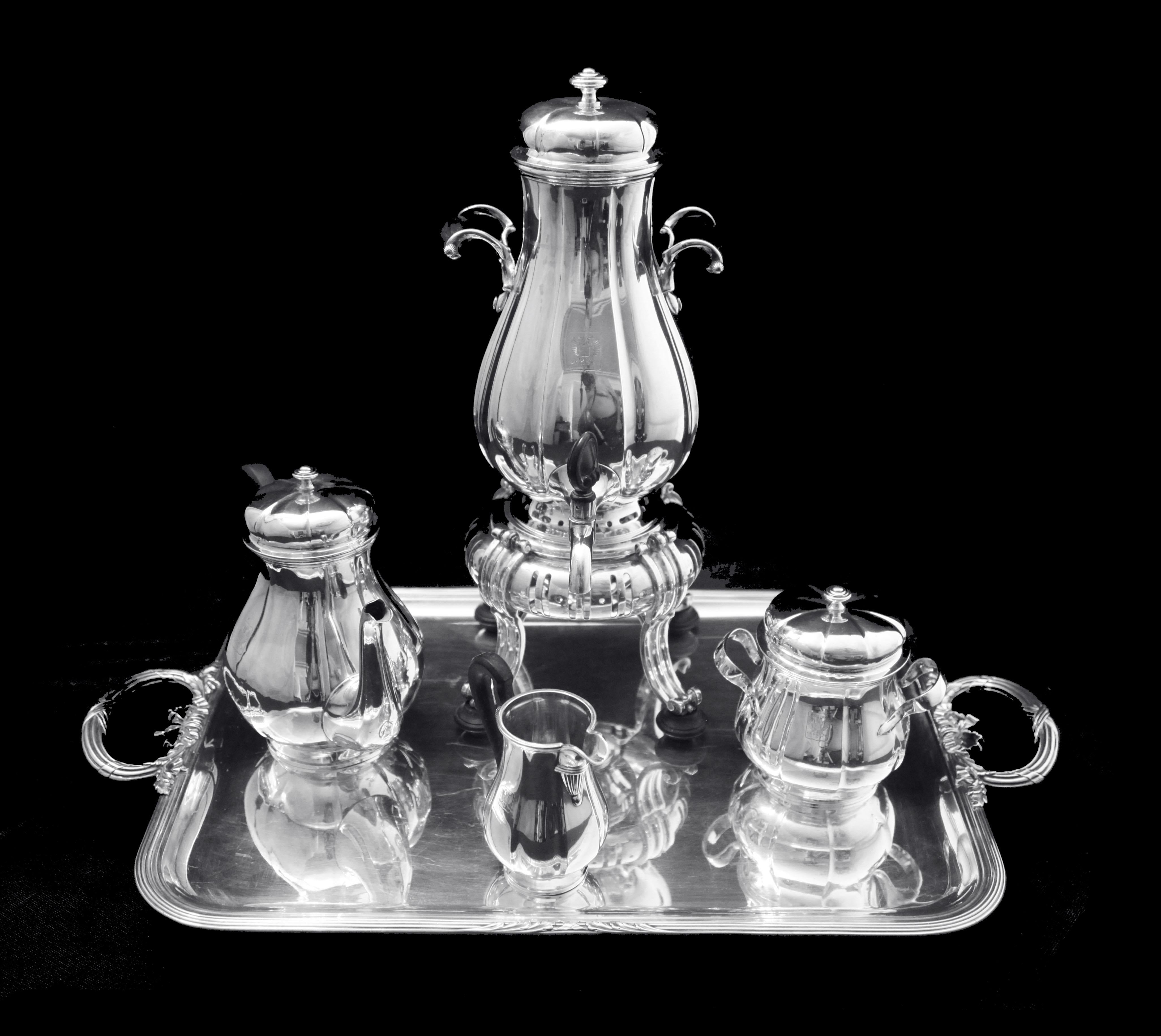 Direttamente da Parigi, un magnifico servizio da tè in argento sterling da 5 pezzi di due dei più importanti argentieri francesi, 
