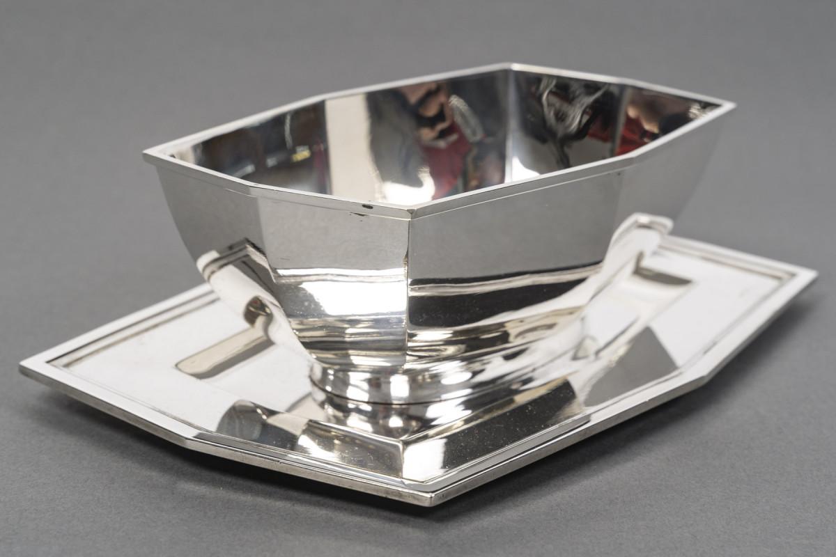 Very beautiful solid silver sauce boat on a pedestal, screwed onto its hexagonal-shaped display stand, with a light border around the edge of the tray.


Dimensions: Length 22 cm, Width 15 cm


Material: 950/°°° 1st Grade Silver


Weight: 586