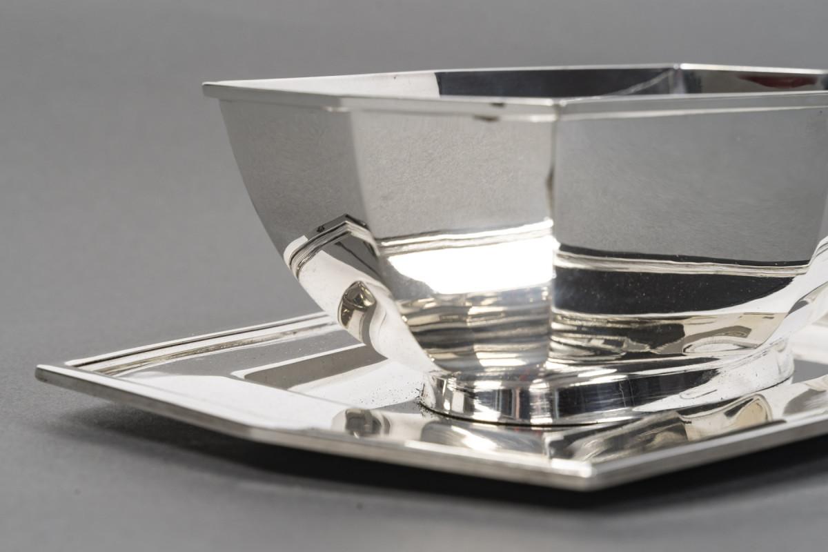 French CARDEILHAC – ARTDECO Solid Silver Sauce Boat on a Tray, circa 1930 For Sale
