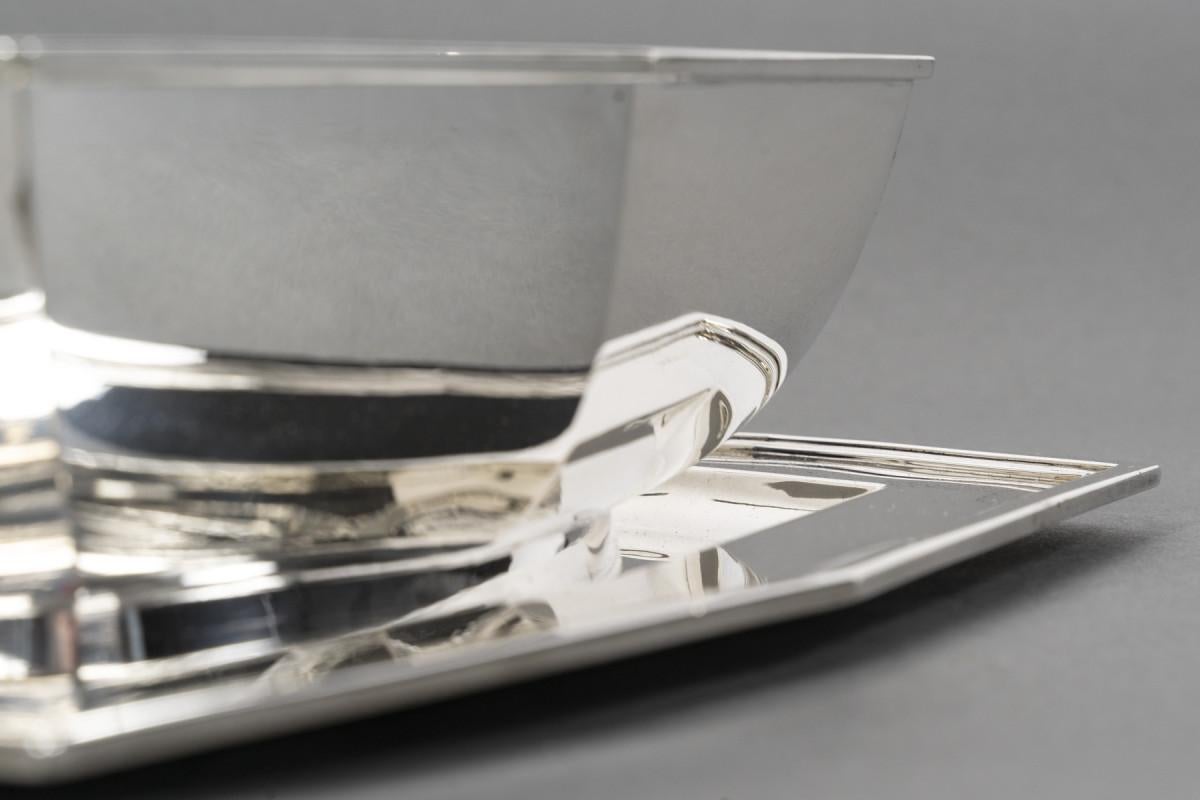 CARDEILHAC – ARTDECO Solid Silver Sauce Boat on a Tray, circa 1930 In Excellent Condition For Sale In SAINT-OUEN-SUR-SEINE, FR