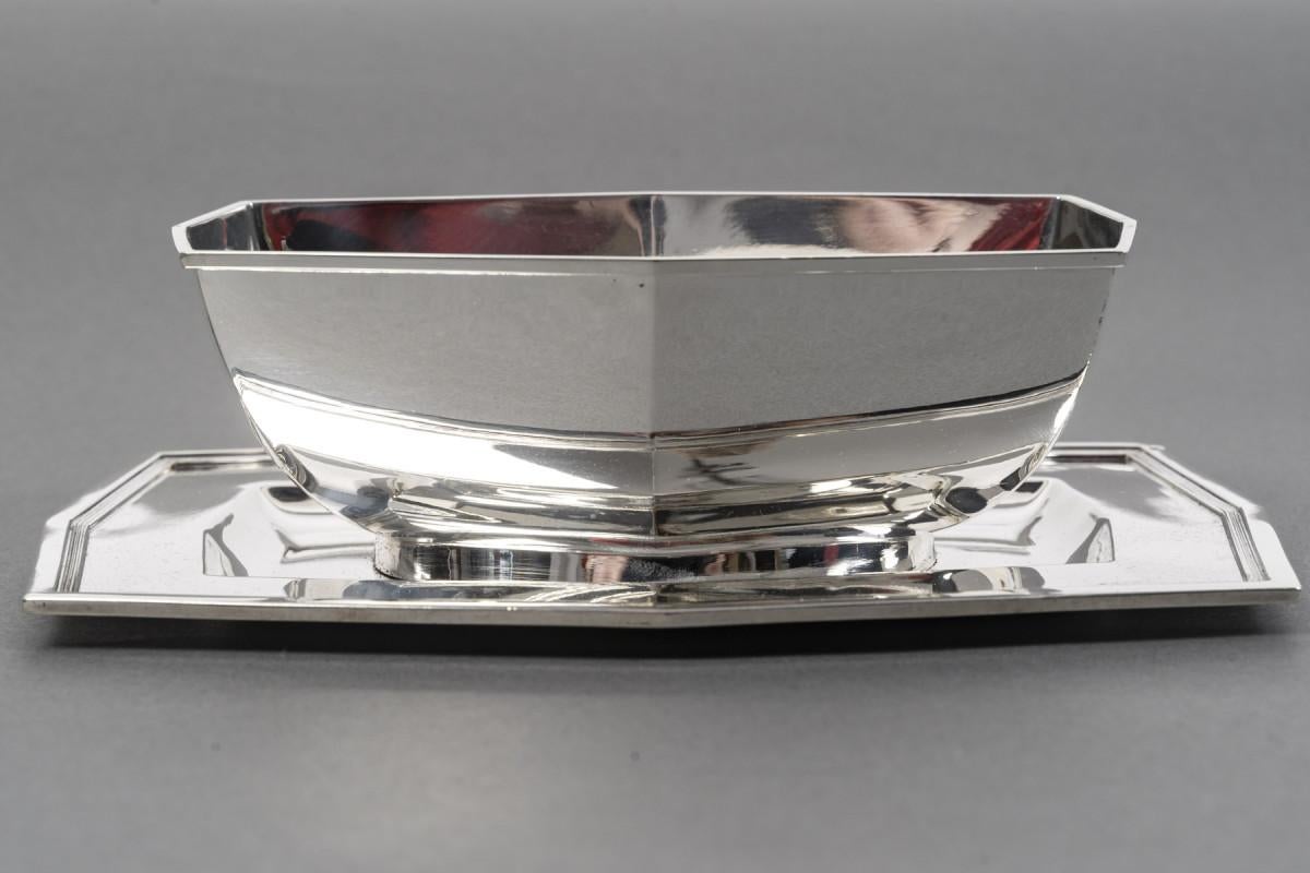 20th Century CARDEILHAC – ARTDECO Solid Silver Sauce Boat on a Tray, circa 1930 For Sale