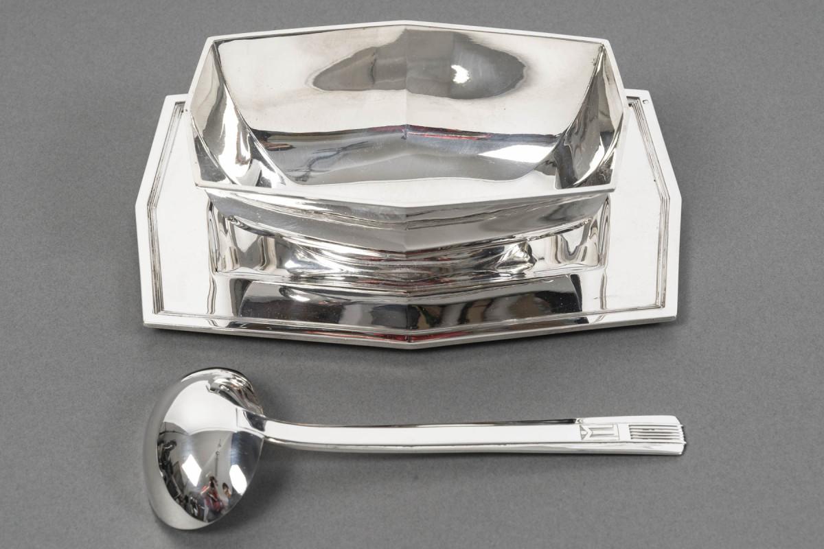 CARDEILHAC – ARTDECO Solid Silver Sauce Boat on a Tray, circa 1930 For Sale 4