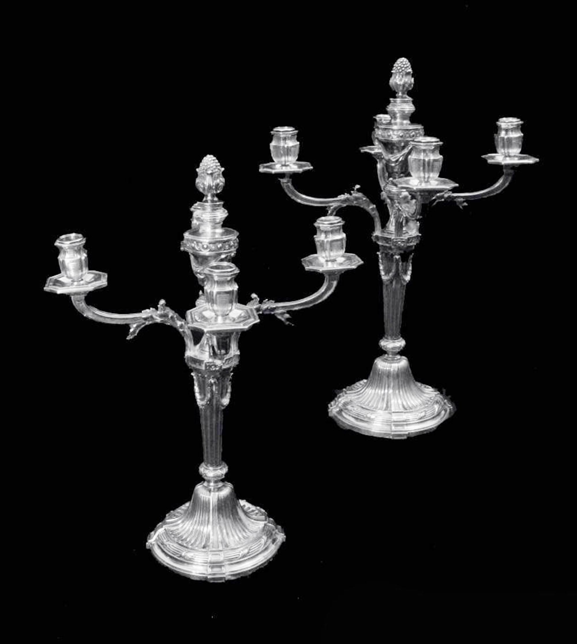 Provenant directement d'une villa privée près de Cannes, une superbe paire de chandeliers Louis XVI à 5 bougies en argent sterling 950, commandés par les premiers orfèvres français Jacques et Pierre Cardeilhac (Christofle), orfèvres de