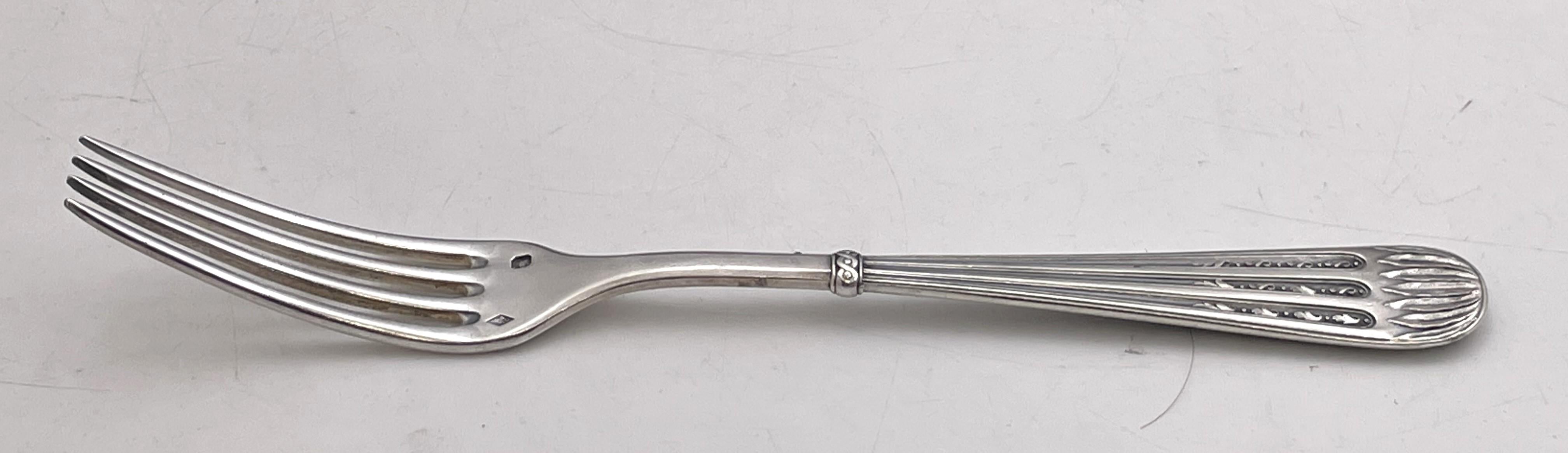 Cardeilhac, juego de cubiertos de plata francesa de 0,950 (mayor pureza que la esterlina) con el célebre diseño Luis XVI de principios del siglo XX. Bautizado con el nombre del último monarca de Francia, este motivo personifica la grandeza del