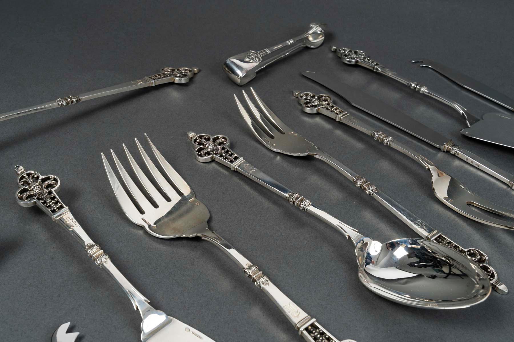  12 HORQUILLAS DE MESA
 12 CUCHARAS DE MESA
 12 CUCHILLOS DE MESA
 12 HORCAS PARA PECES
 12 CUCHILLOS DE PESCADO
 12 CUCHARAS DE POSTRE
 12 TENEDORES DE POSTRE
 12 CUCHILLOS DE POSTRE
 12 HORQUILLAS
 12 CUCHARAS DE MOCA
 12 CUCHARAS PARA