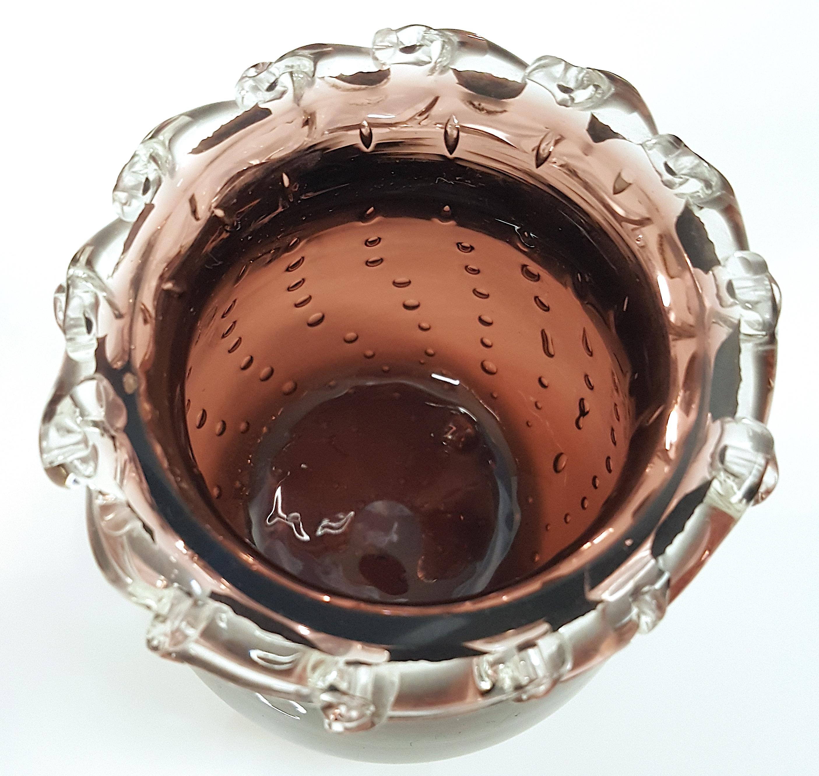 Diese antike Steuben-Vase aus der ArtDeco-Periode, die hauptsächlich aus violettem Glas besteht und von ihrem Mitbegründer Frederick Carder entworfen wurde, ist ein mit farblosem Kristall ummantelter 