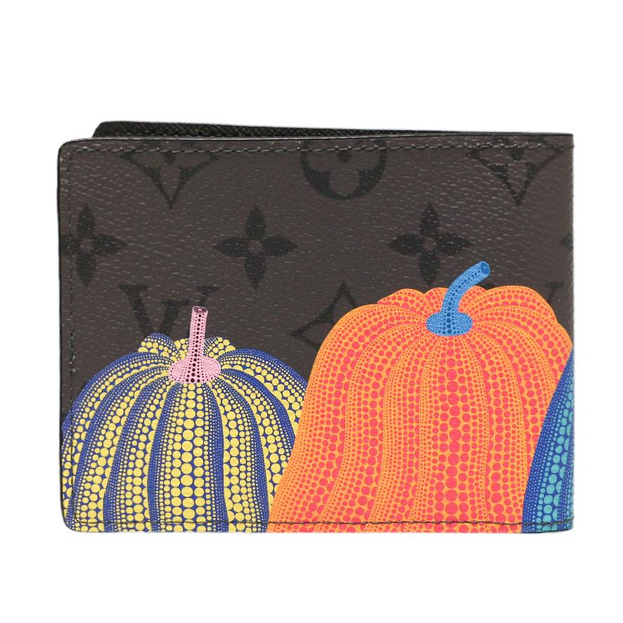 Stunning cardholder by Louis Vuitton in collaboration with Yayoi Kusama
Condition: excellent
Made in France
Model : Multiple wallet
Material: coated canvas
Color: gray, multicolor
Dimensions: 11.5 x 9 x 1.5 cm
Stamp : yes
Year: 2023
Details :