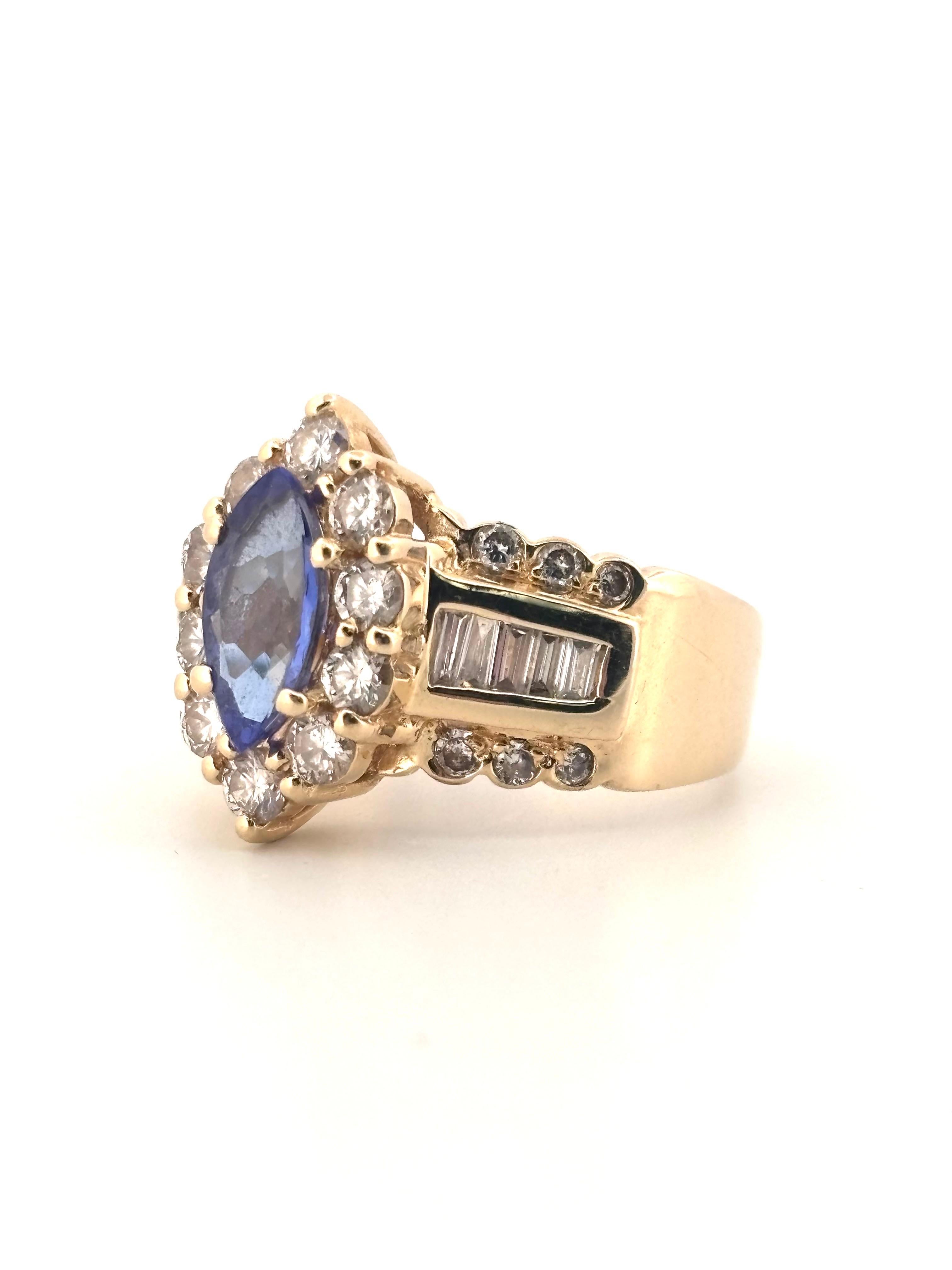 Dieser von Cardow signierte Vintage-Ring ist ein kühnes und elegantes Design aus 14-karätigem Gelbgold, das zeitlose Handwerkskunst und luxuriöse Anziehungskraft ausstrahlt. In seinem Zentrum ruht ein auffälliger Tansanit im Marquiseschliff von 0,88