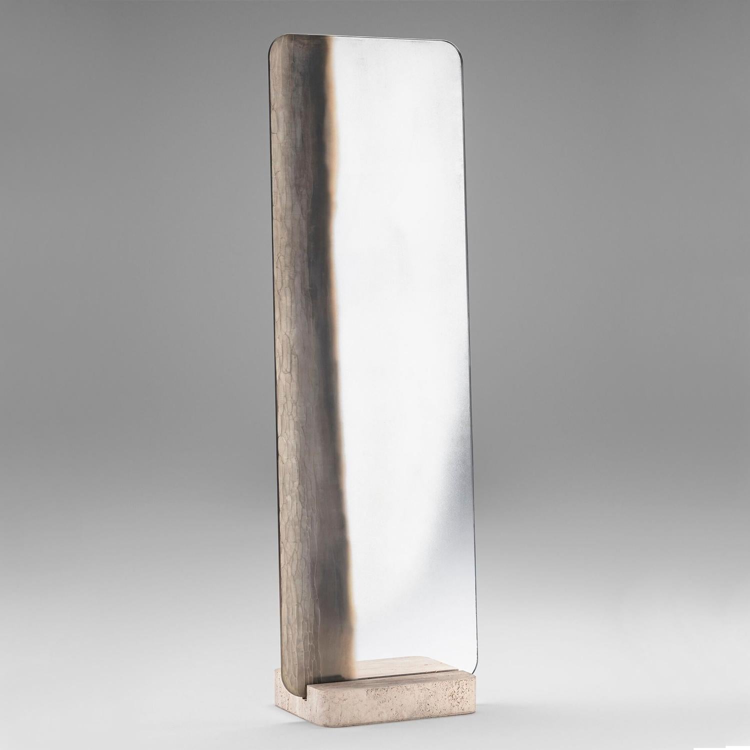 Specchio Careletto con specchio in vetro con finitura sfumata
Modello a crepe dal grigio chiaro, al grigio scuro e al bronzo
e al vetro a specchio trasparente. Vetro parzialmente specchiato. Specchio
con base in travertino per appoggiare lo specchio.