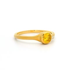 Carelle Anillo de Oro Amarillo de 18k con Bisel de 0,62 ct Zafiro Amarillo y Diamante Acabado Mate