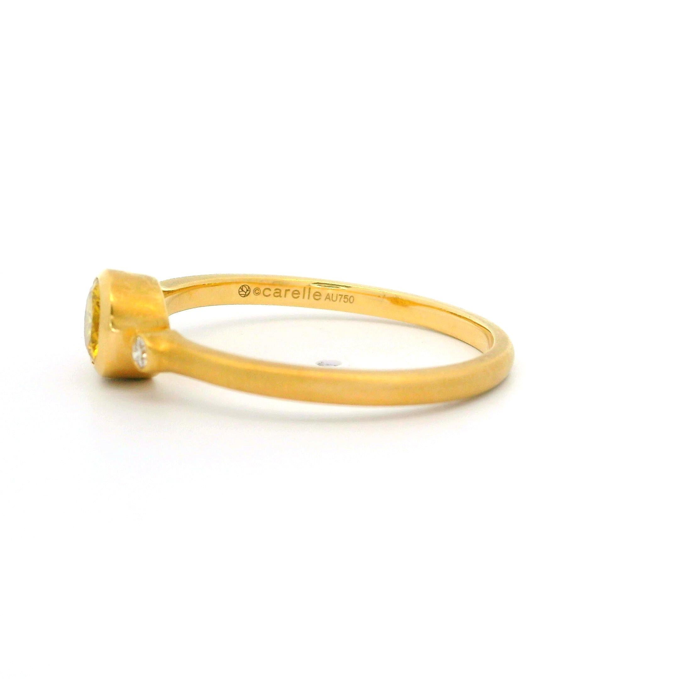 Carelle, bague en or jaune 18 carats avec diamants et saphir jaune à lunette de 0,62 carat Excellent état - En vente à Montclair, NJ