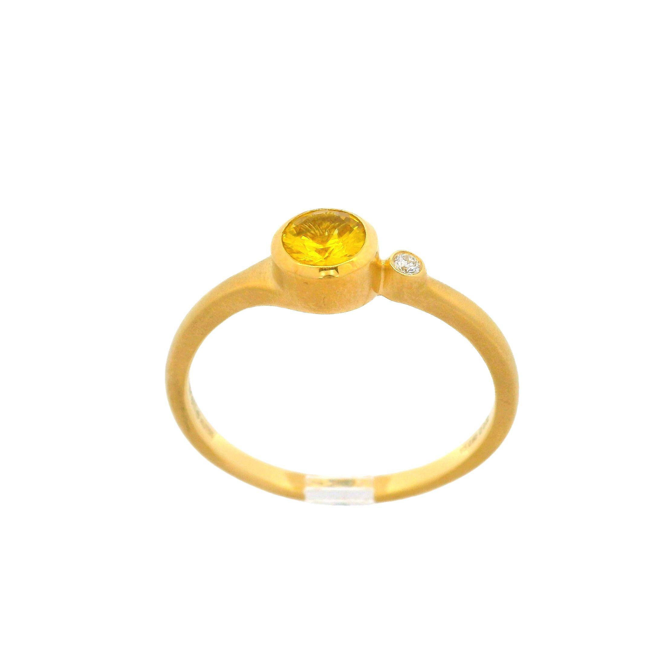 Carelle, bague en or jaune 18 carats avec diamants et saphir jaune à lunette de 0,62 carat en vente 1