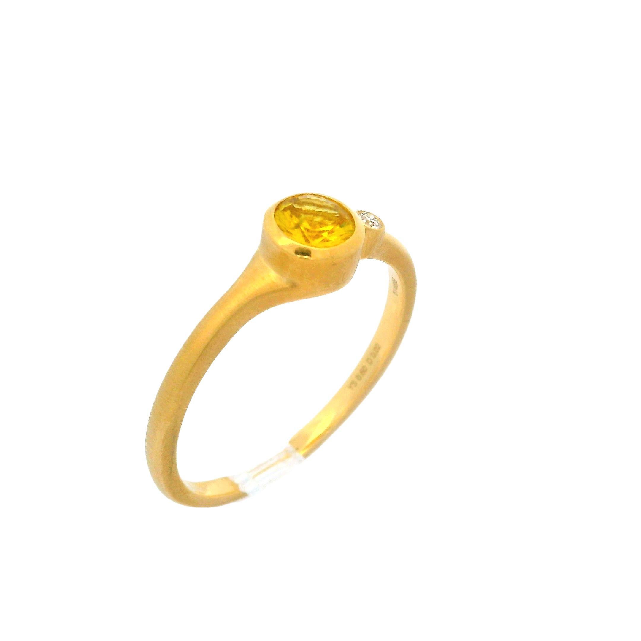 Carelle, bague en or jaune 18 carats avec diamants et saphir jaune à lunette de 0,62 carat en vente 2