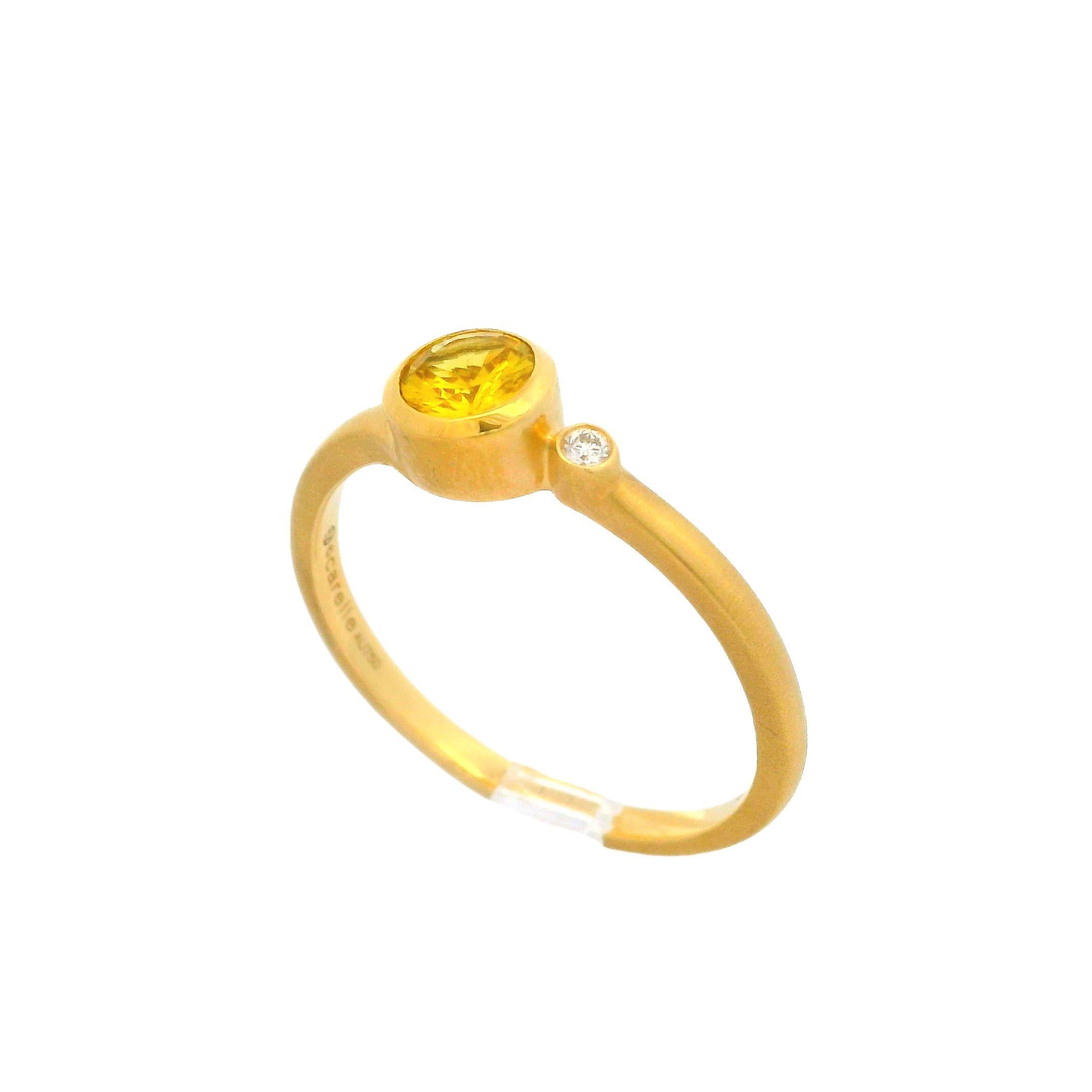 Carelle, bague en or jaune 18 carats avec diamants et saphir jaune à lunette de 0,62 carat en vente 3