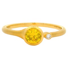 Carelle Anillo de Oro Amarillo de 18k con Bisel de 0,62 ct Zafiro Amarillo y Diamante Acabado Mate