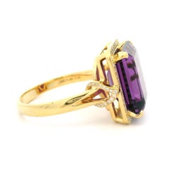 Carelle Anillo de Oro Amarillo de 18k con Amatista y Diamantes talla Esmeralda de 11,85 ctw c/Caja