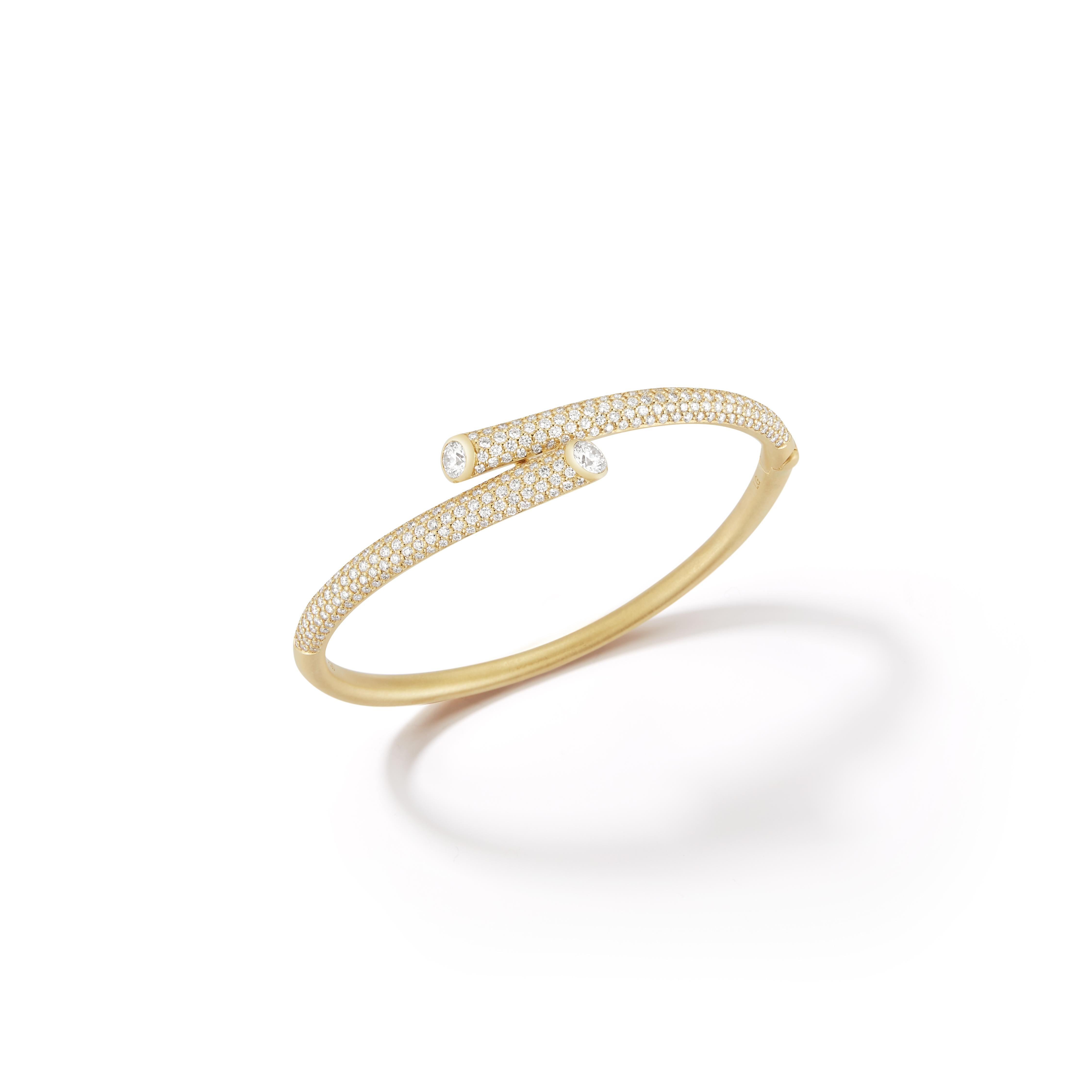 Carelle Whirl transforme l'énergie et le rythme de la ville en essentiels chics conçus pour naviguer dans les méandres du quotidien avec un sens élevé du style et de la sophistication.

Ce bracelet en or jaune 18 carats met en valeur deux diamants