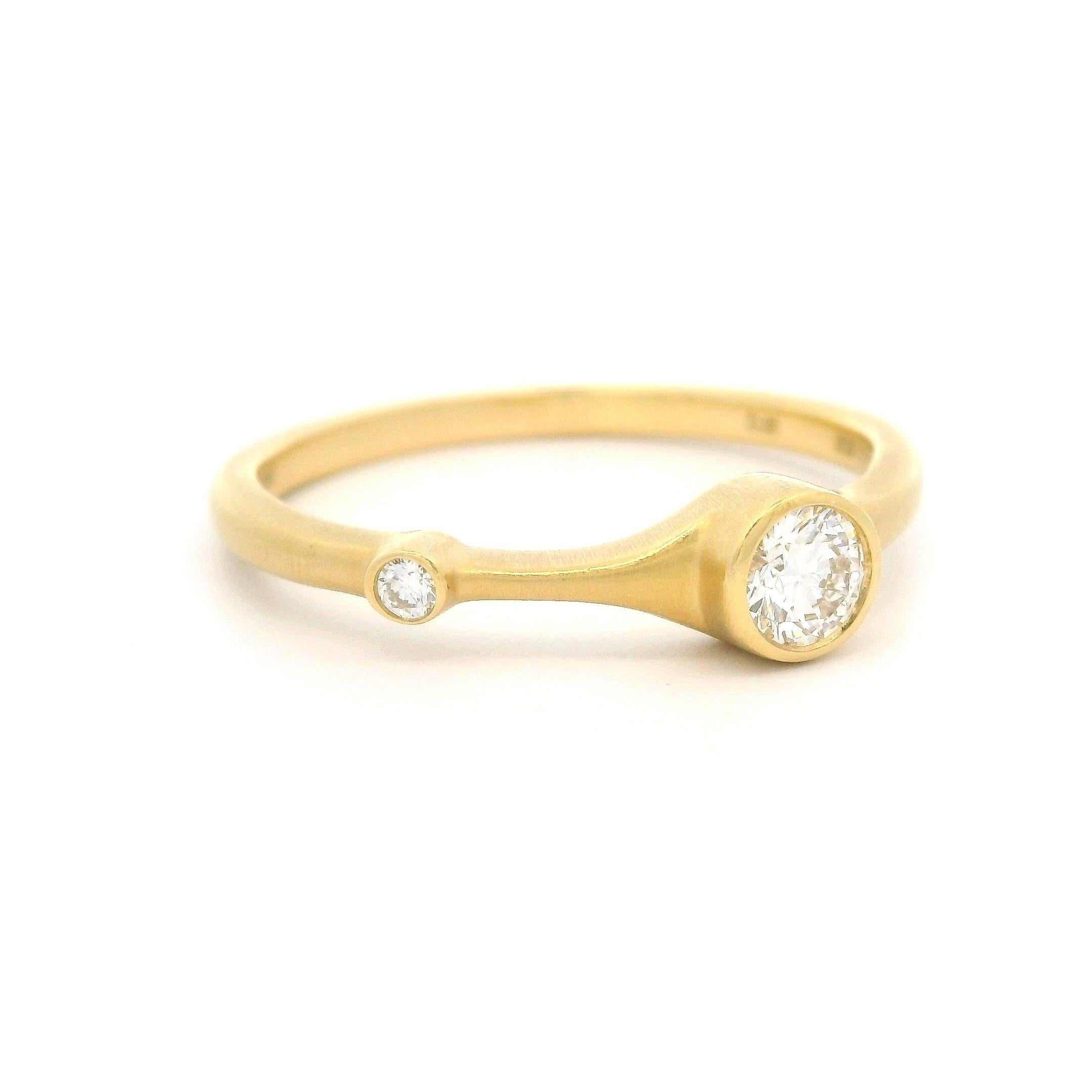 Carelle Solid 18k Yellow Gold 0.27ctw Diamond Brushed Finish Band Ring w/ Box In Excellent Condition For Sale In Montclair, NJ