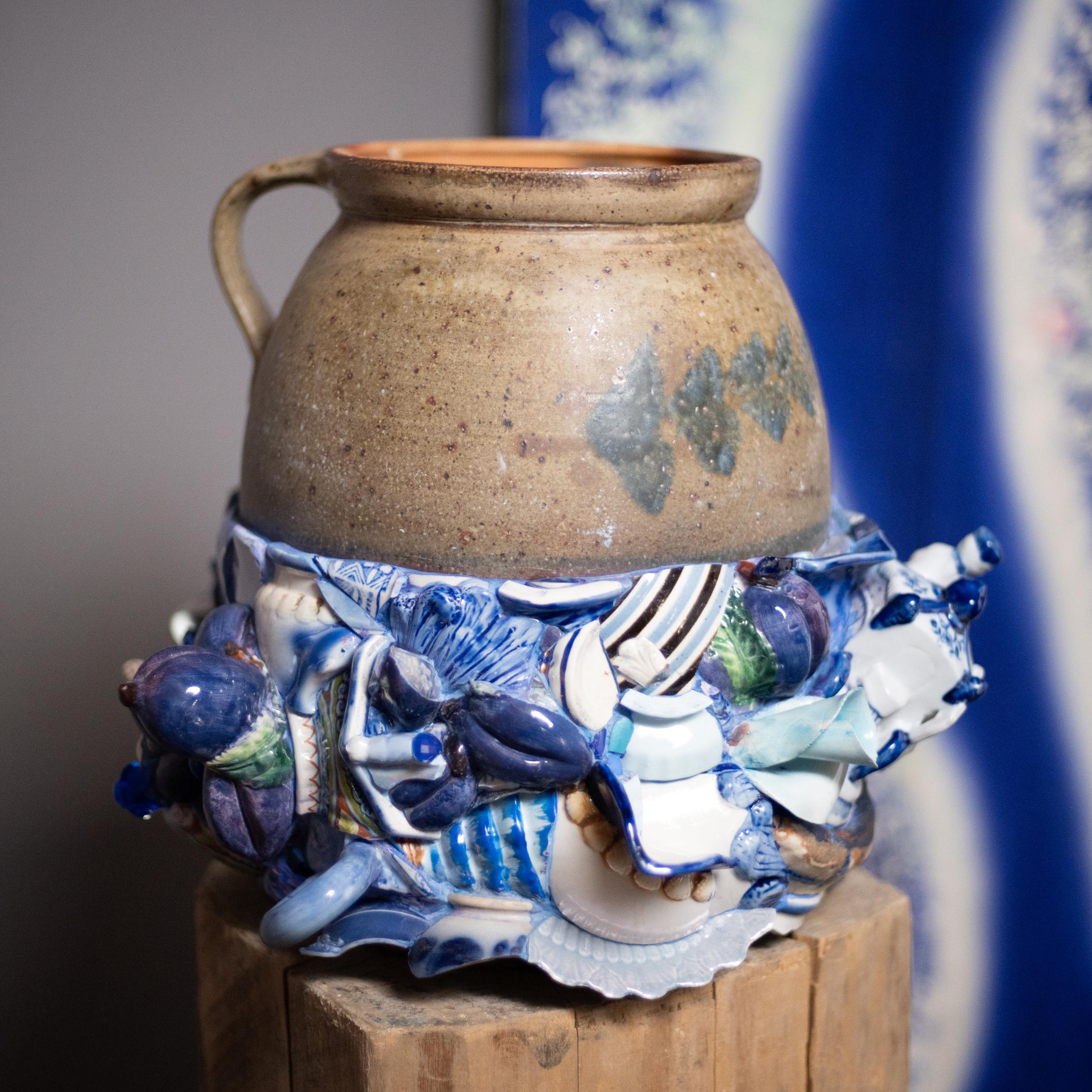 Con sede a Chicago, l'artista contemporaneo Michael Thompson crea aquiloni unici, collage e opere a tecnica mista assemblate con frammenti di materiali del passato e del presente raccolti nei suoi viaggi. Nella sua serie di brocche della memoria,