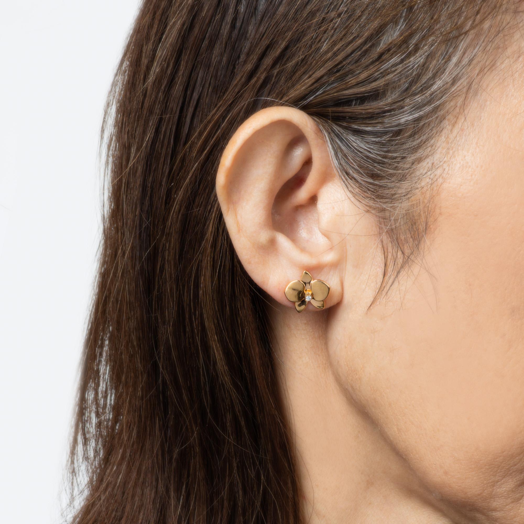 Taglio rotondo Caresse D’Orchidees Par Cartier Earrings Diamond Studs Estate 18k Yellow Gold in vendita