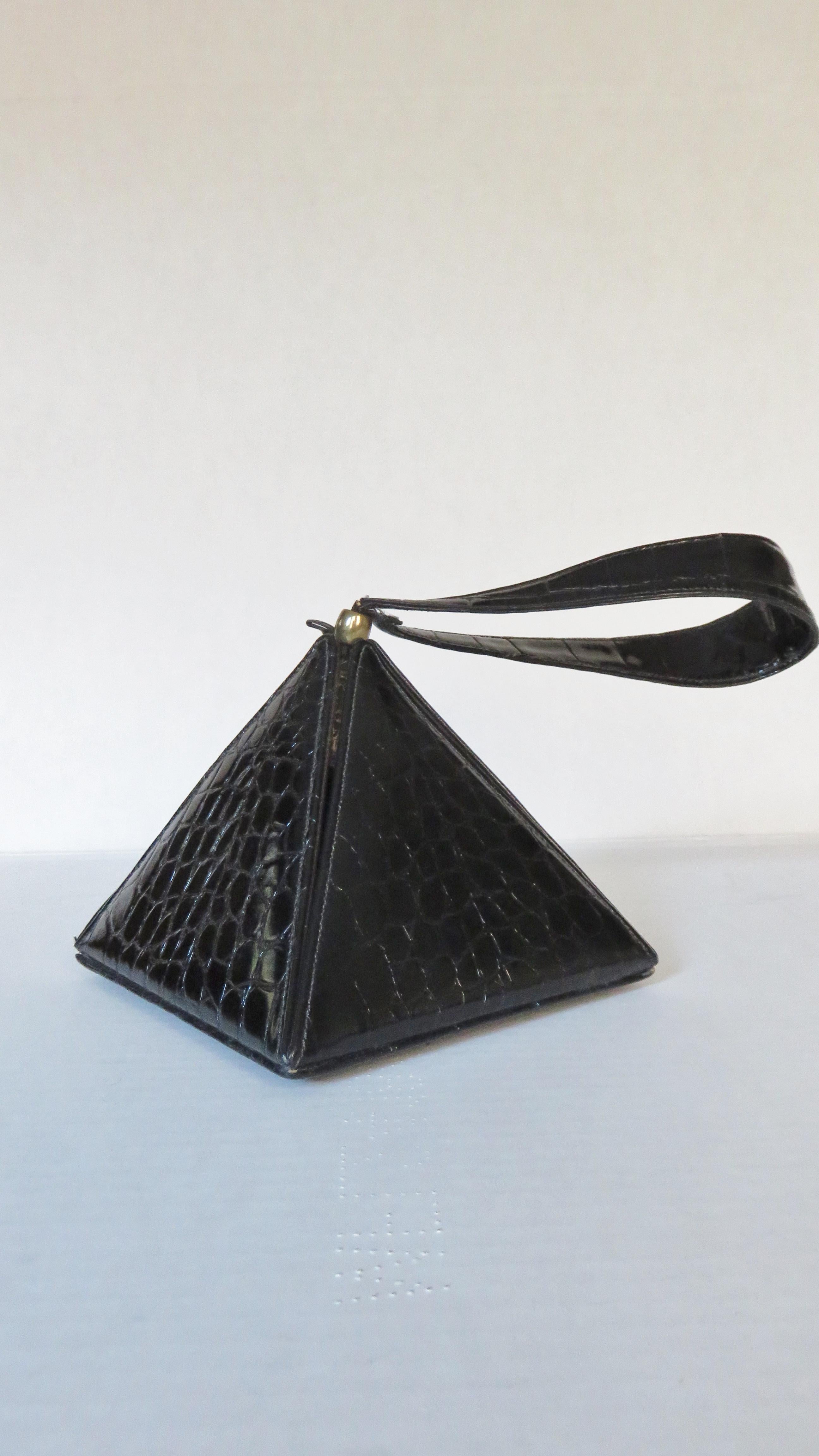 Noir Carey Adina, sac pyramide en cuir gaufré alligator, neuf, années 1990 en vente
