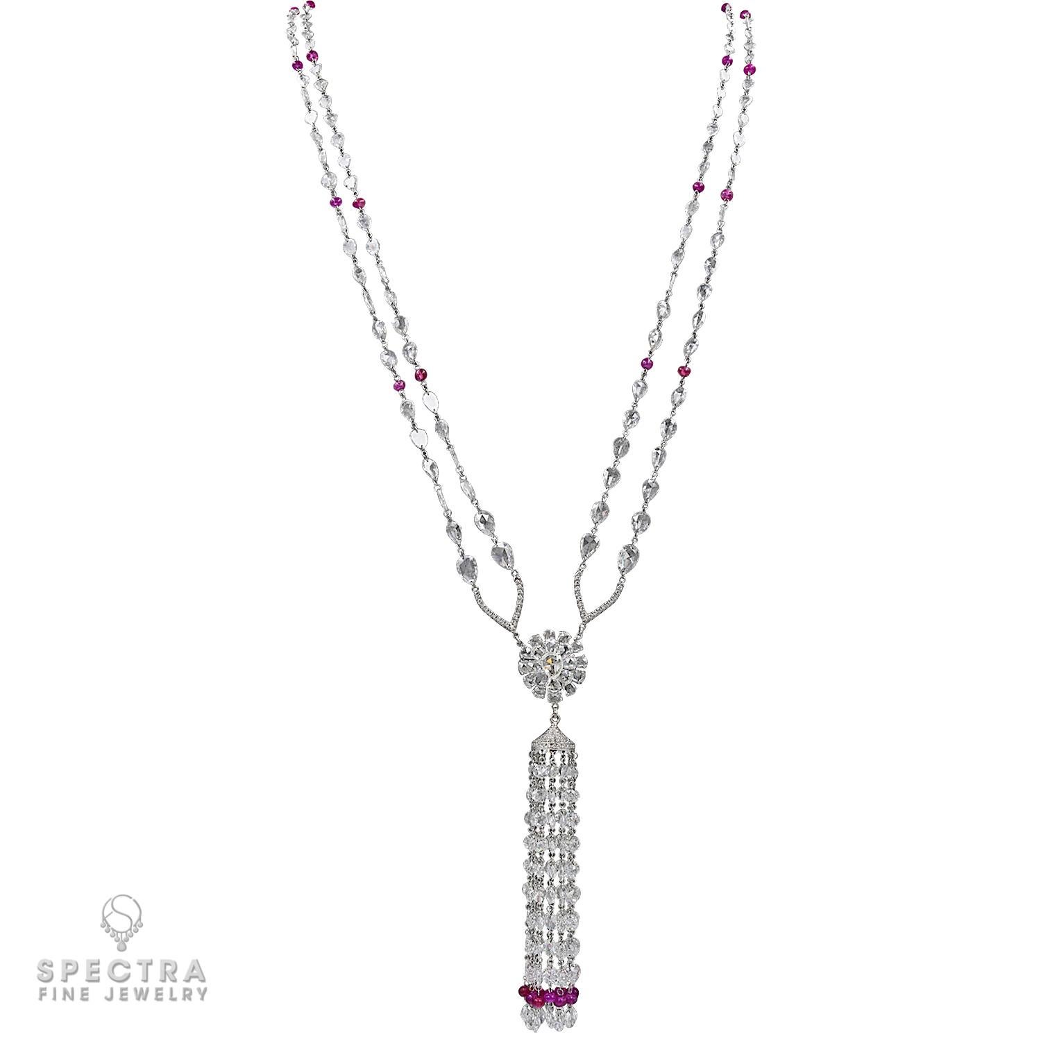 Ti presentiamo la collana Carezza Ruby Diamond Tassel, un vero simbolo di eleganza e lusso. Questo pezzo eccezionale mette in mostra una squisita serie di diamanti, tutti incastonati ad arte in oro bianco 18 carati.

Al centro di questa collana si