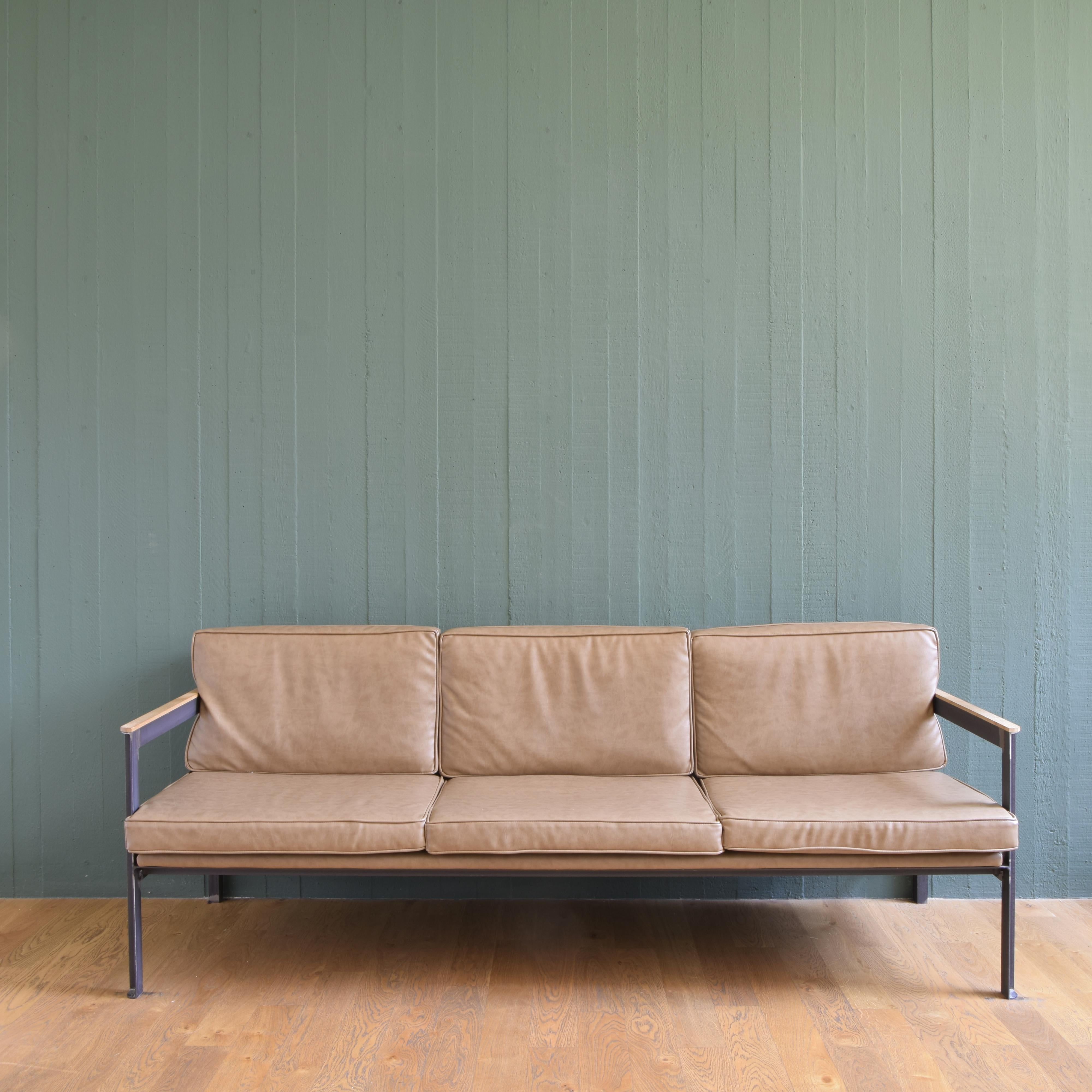 Designed by the Italian studio C.C.S. for those who appreciate originality and quality, the “Cargo” sofa is a limited-edition creation that stands out for its strong character. Its name evokes a sense of solidity and journey, reflecting a robust