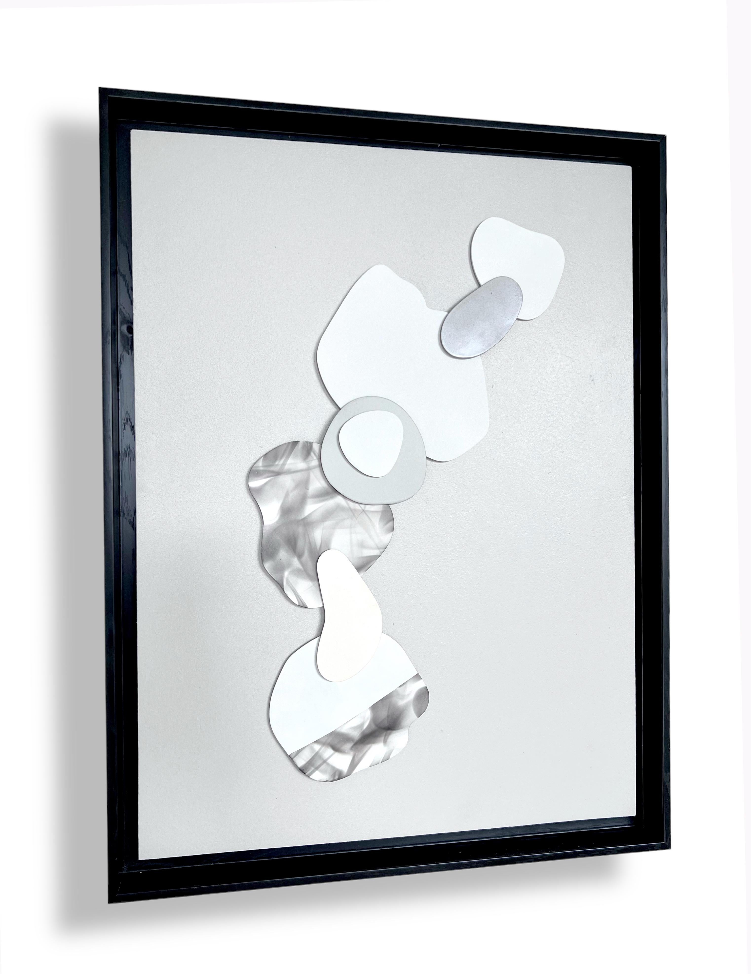 Je suis nuageux Formes abstraites, minimalistes et en plâtre 3D sur bois avec cadre noir - Minimaliste Mixed Media Art par Cari Cohen