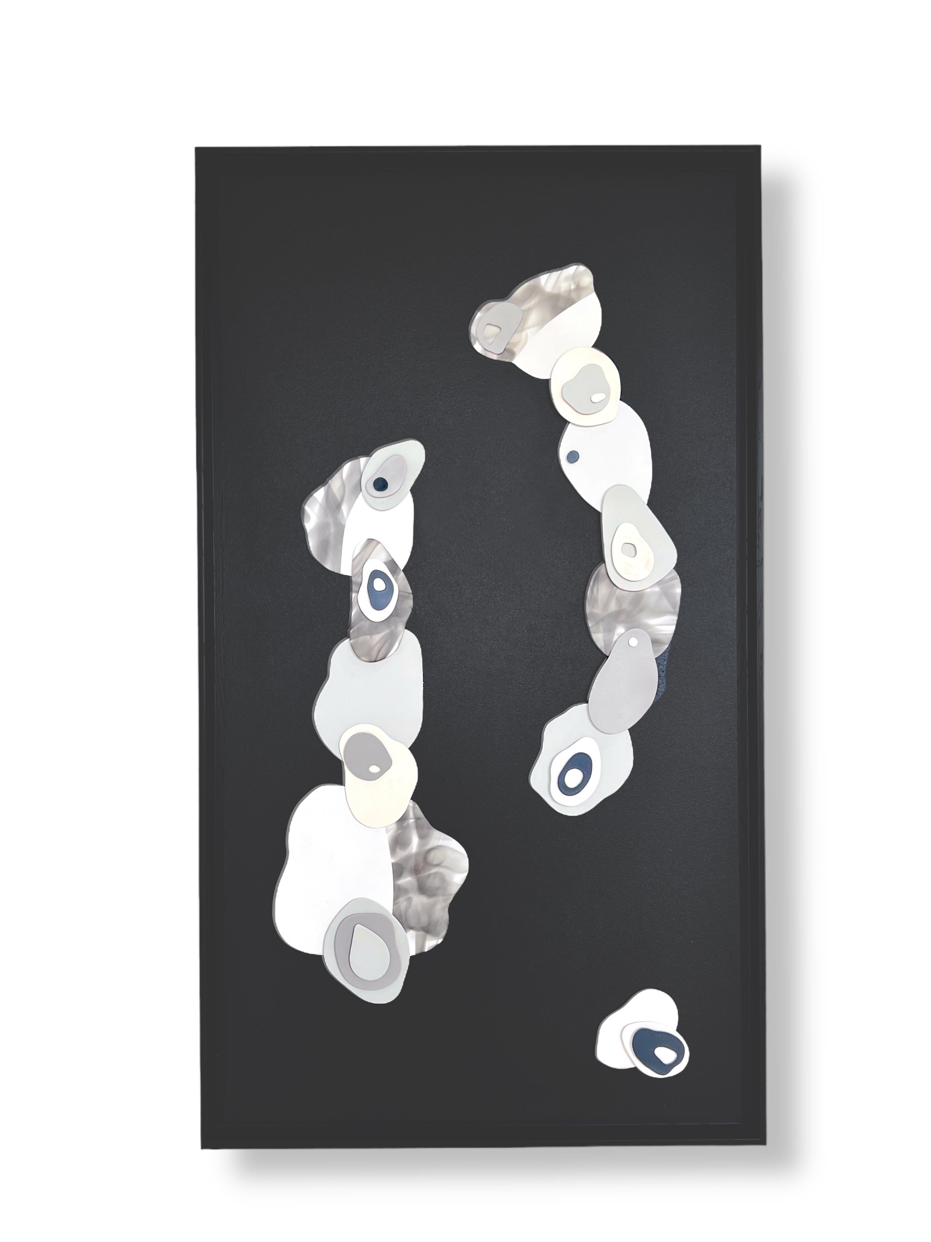 s Nuages II. Formes abstraites, minimalistes et en plâtre 3D sur bois avec cadre noir - Minimaliste Mixed Media Art par Cari Cohen