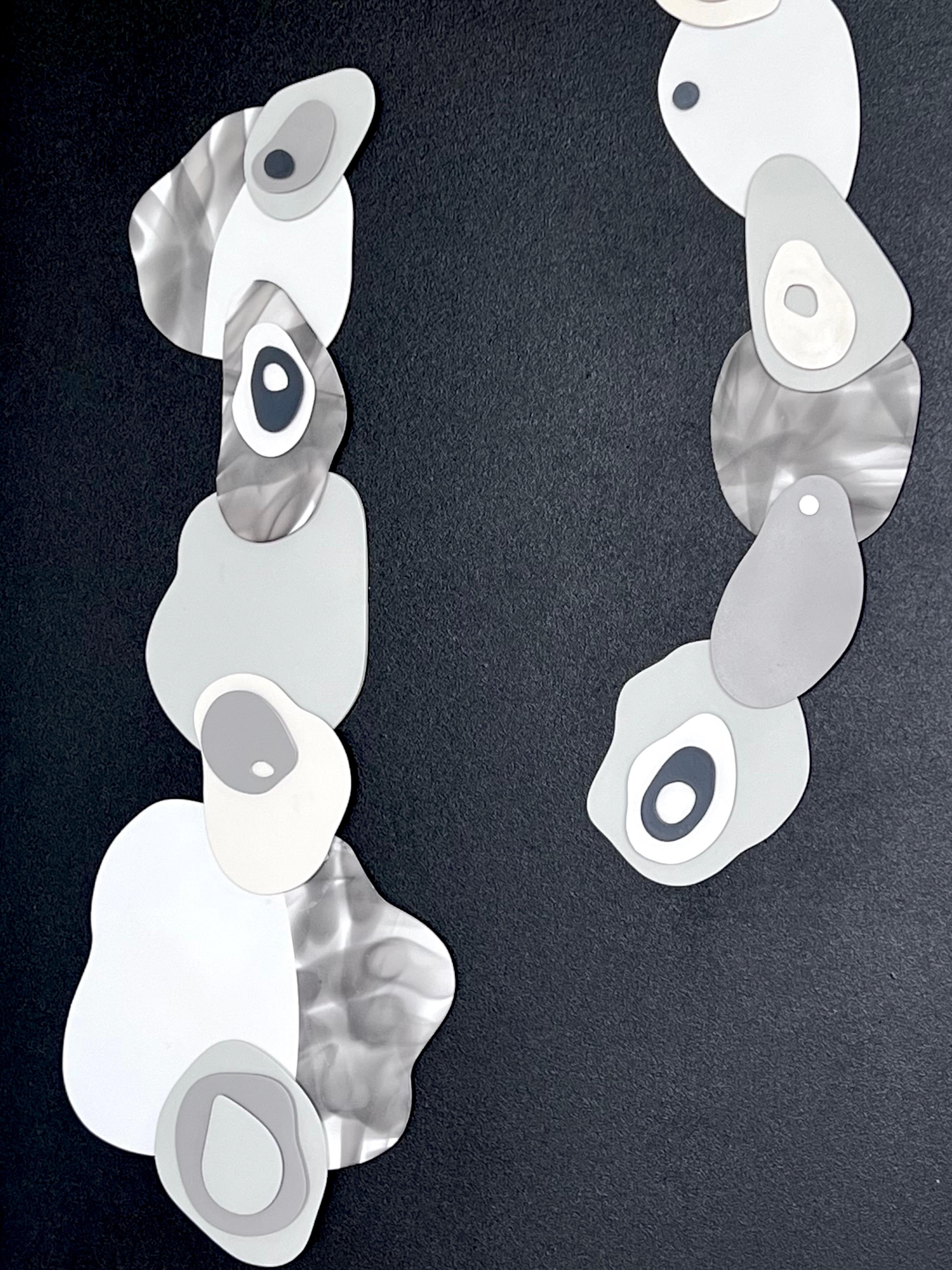 s Nuages II. Formes abstraites, minimalistes et en plâtre 3D sur bois avec cadre noir en vente 1