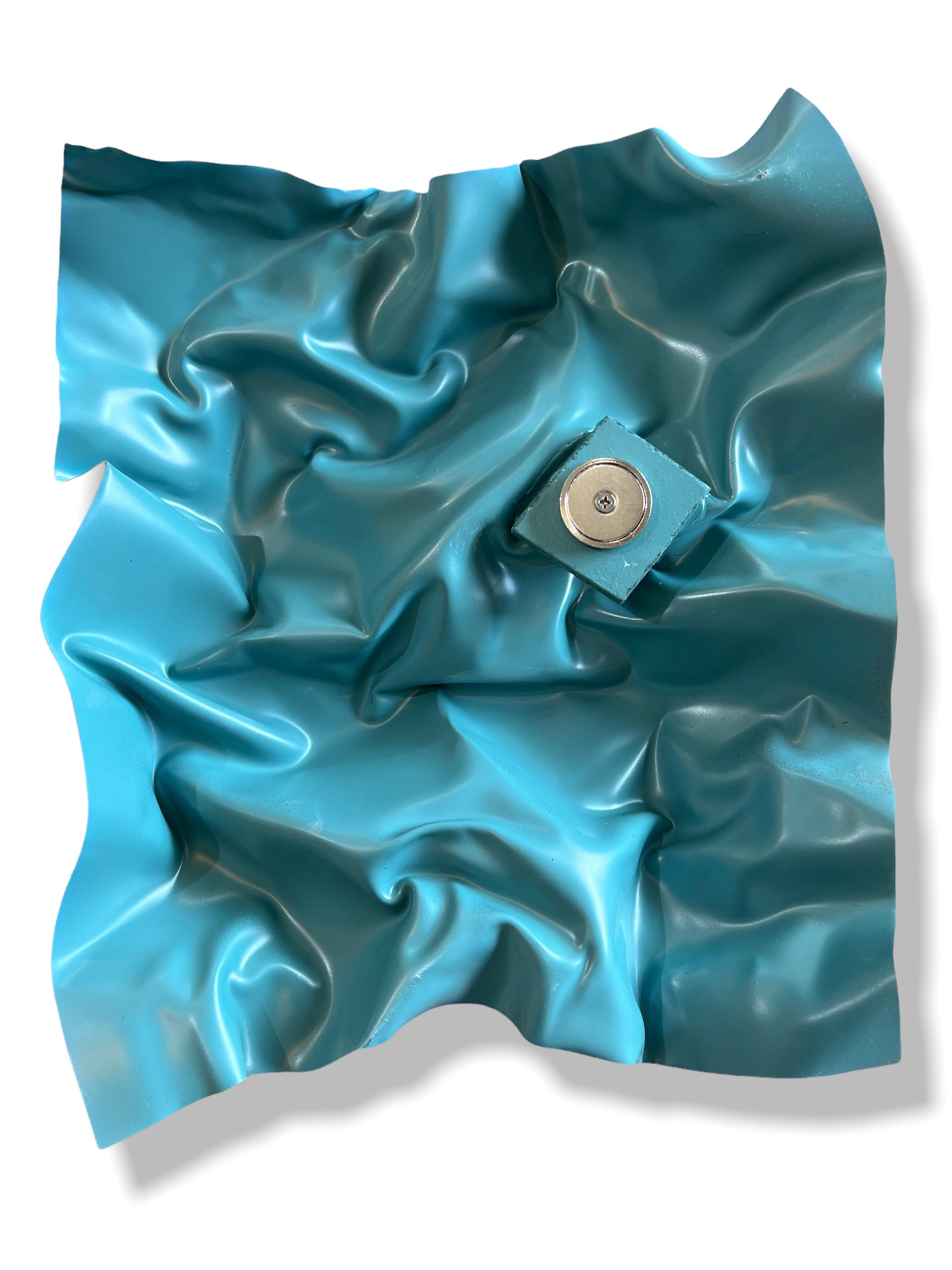 Blaue Flying Waves Abstrakt, Modern, Plexiglas, Satz von Wandmalerei Skulpturen 2021.
Diese kleinformatigen Skulpturen sind Teil der Serie Waves. Sie sind mit Acrylfarbe, Sprühfarbe und Pastellkreide gemalt. Sie werden von Hand geformt, wobei Hitze