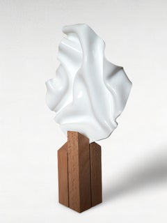 IVORY HARMONY, Pedestal Sculpture acrylique formé à la main et piédestal en chêne