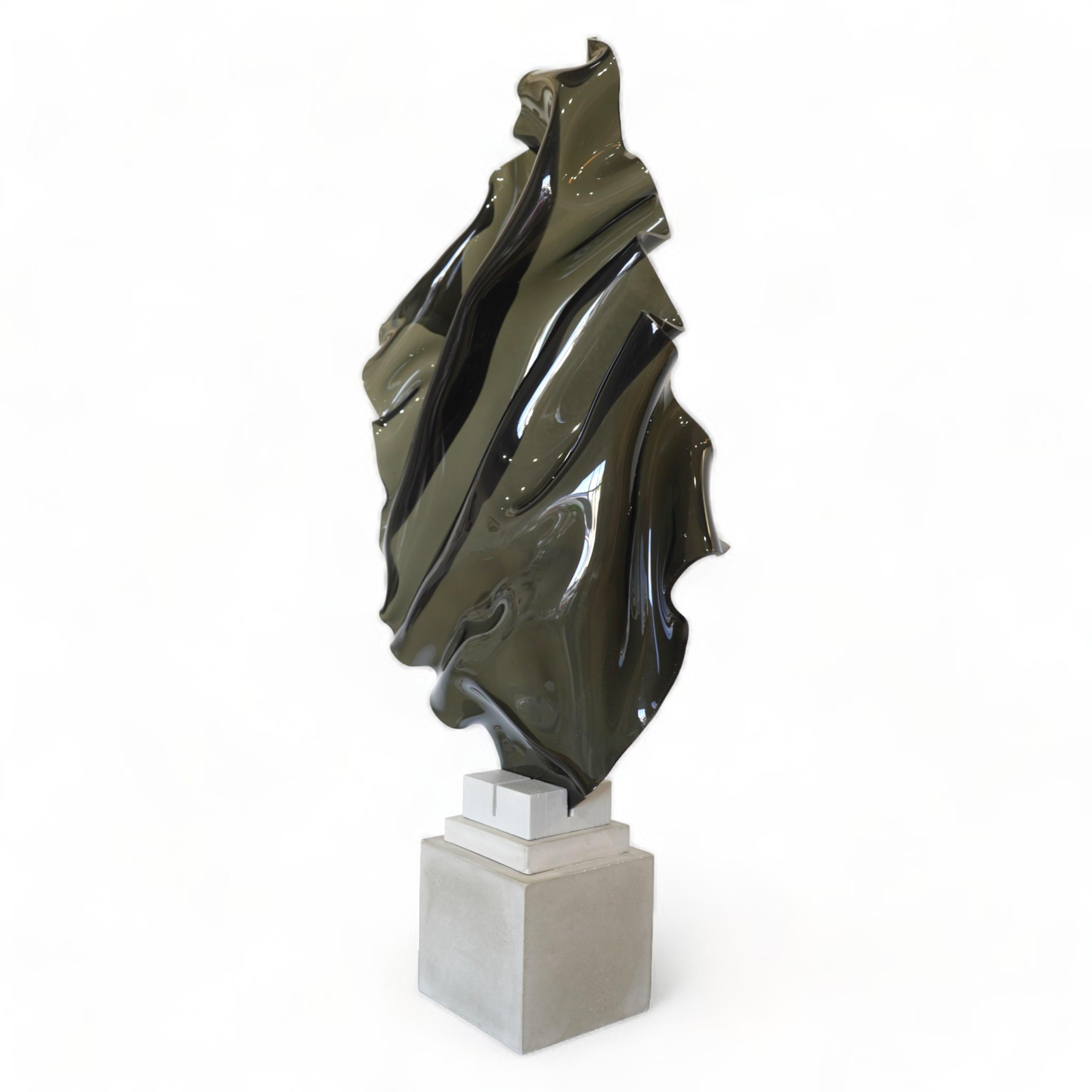 Abstract Painting Cari Cohen - SMOKEY VEIL, Sculpture The Pedestal - acrylique formé à la main, chêne peint et base en béton.