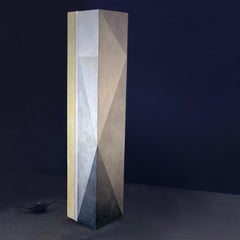 Lampe Totem . Techniques mixtes sur bois avec lumière LED