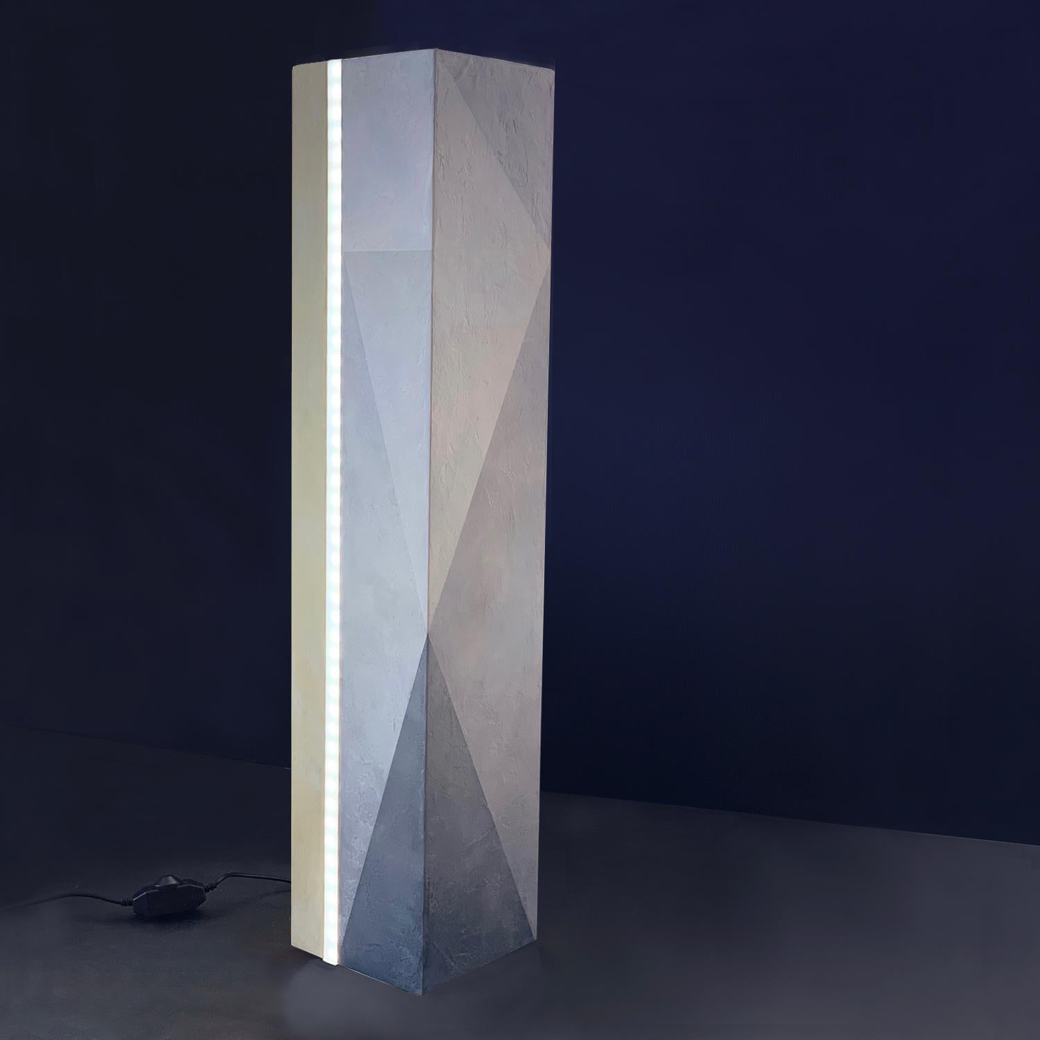 Totem-Leuchte. Mixed-Media auf Holz mit LED-Leuchte (Geometrische Abstraktion), Painting, von Cari Cohen